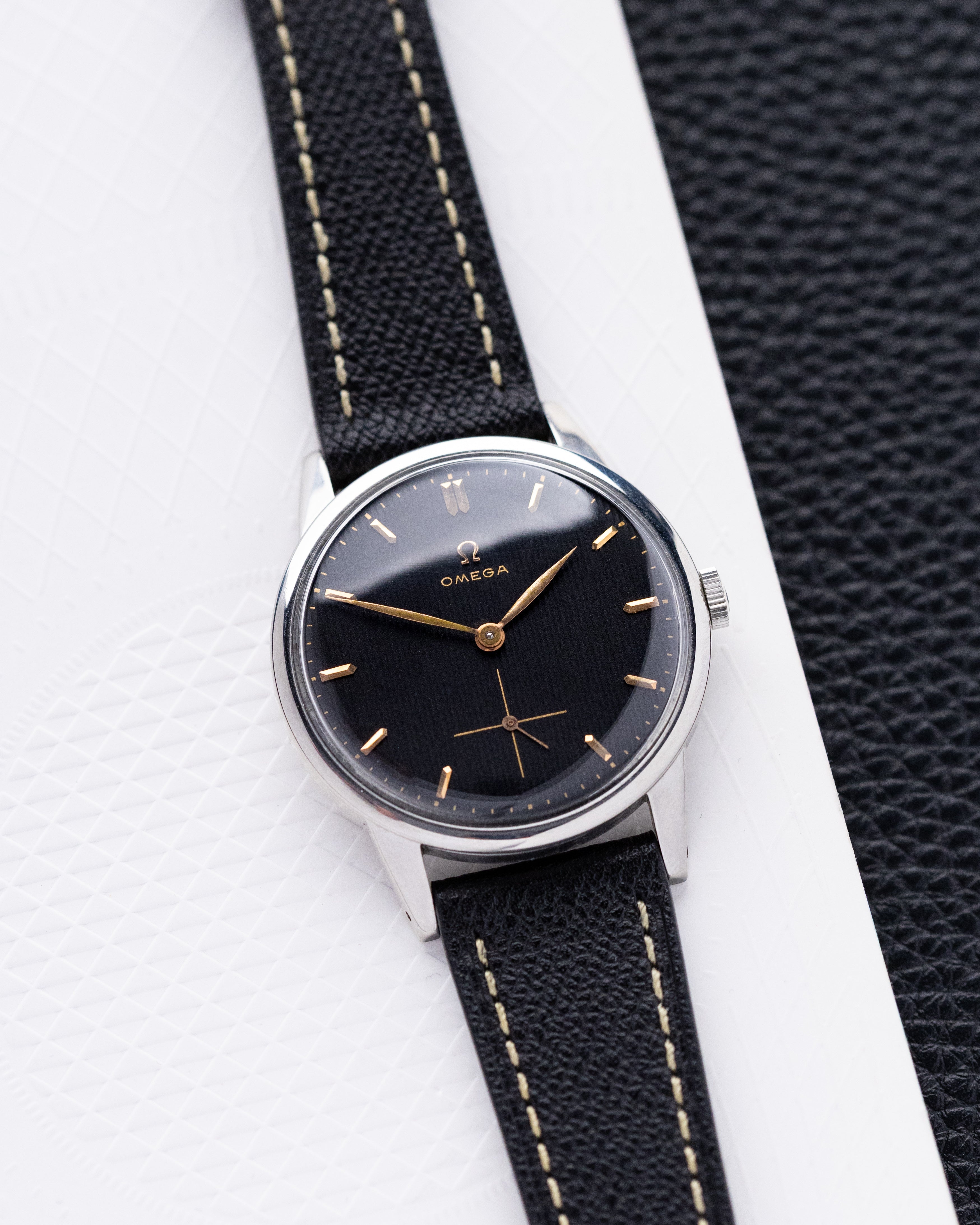 Omega Jumbo, Vintage Swiss watch, Ref. 2272 - 6, Black Linen Crosshair Gilded Dial from 1952 - DuMarko