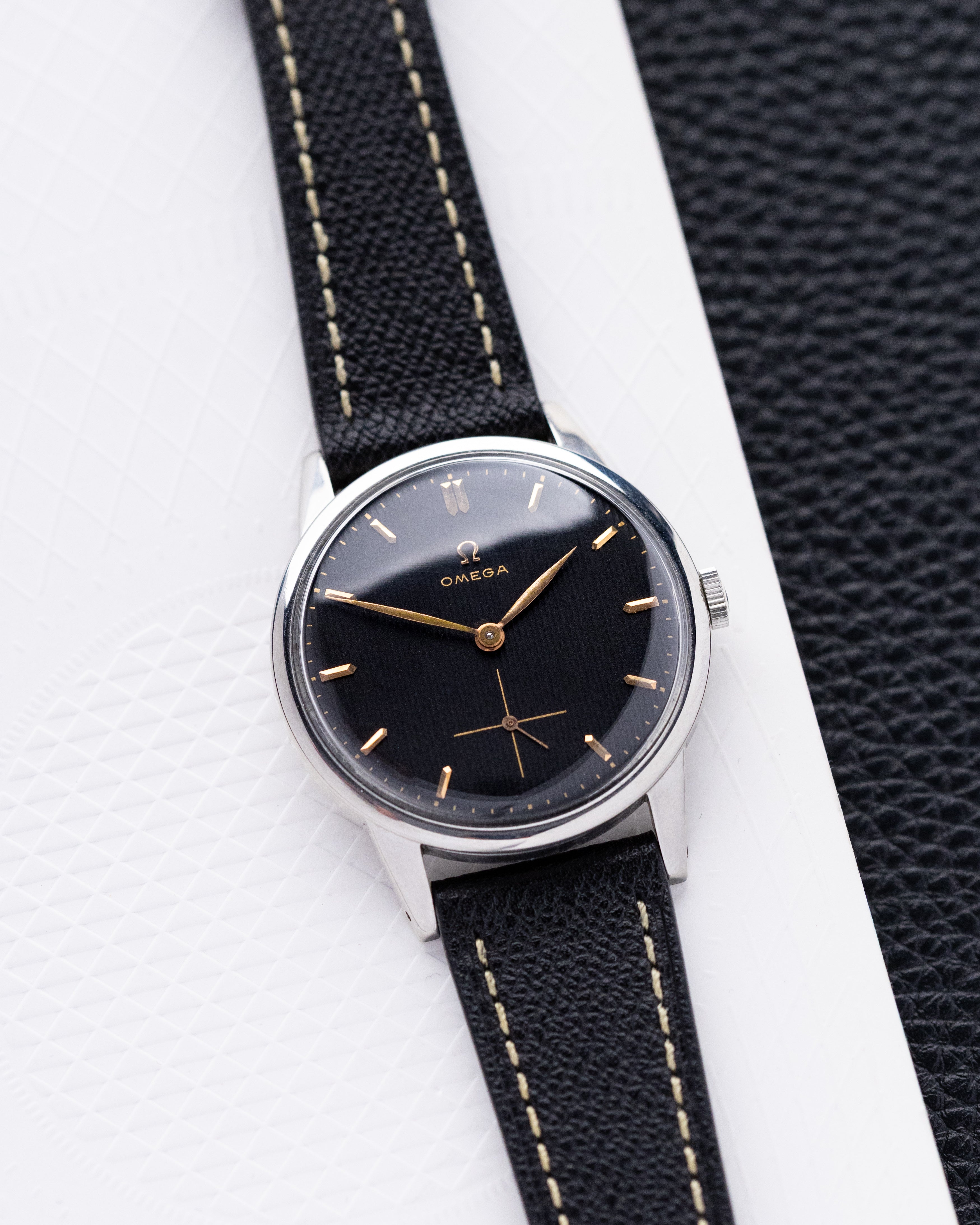 Omega Jumbo, Vintage Swiss watch, Ref. 2272 - 6, Black Linen Crosshair Gilded Dial from 1952 - DuMarko