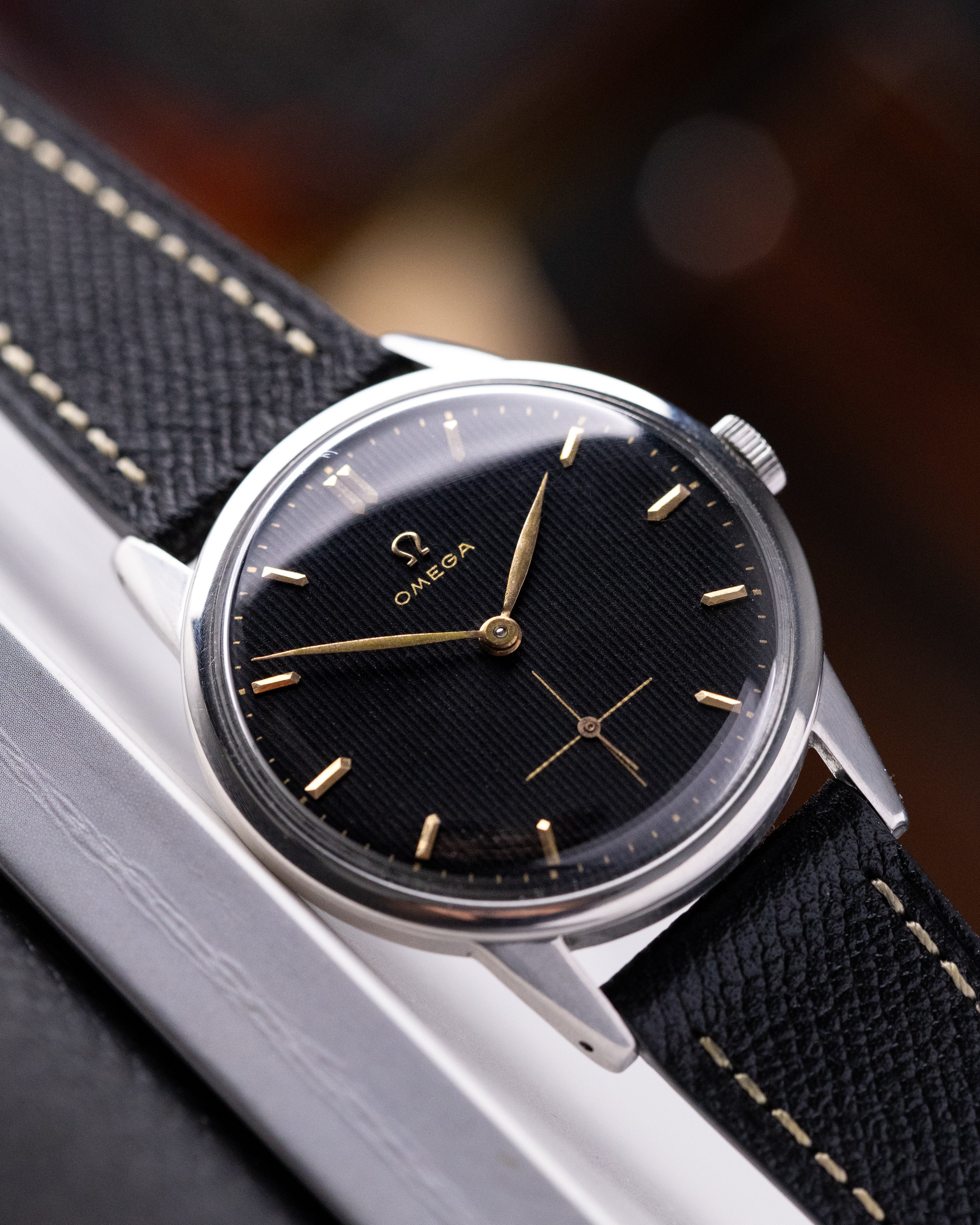 Omega Jumbo, Vintage Swiss watch, Ref. 2272 - 6, Black Linen Crosshair Gilded Dial from 1952 - DuMarko