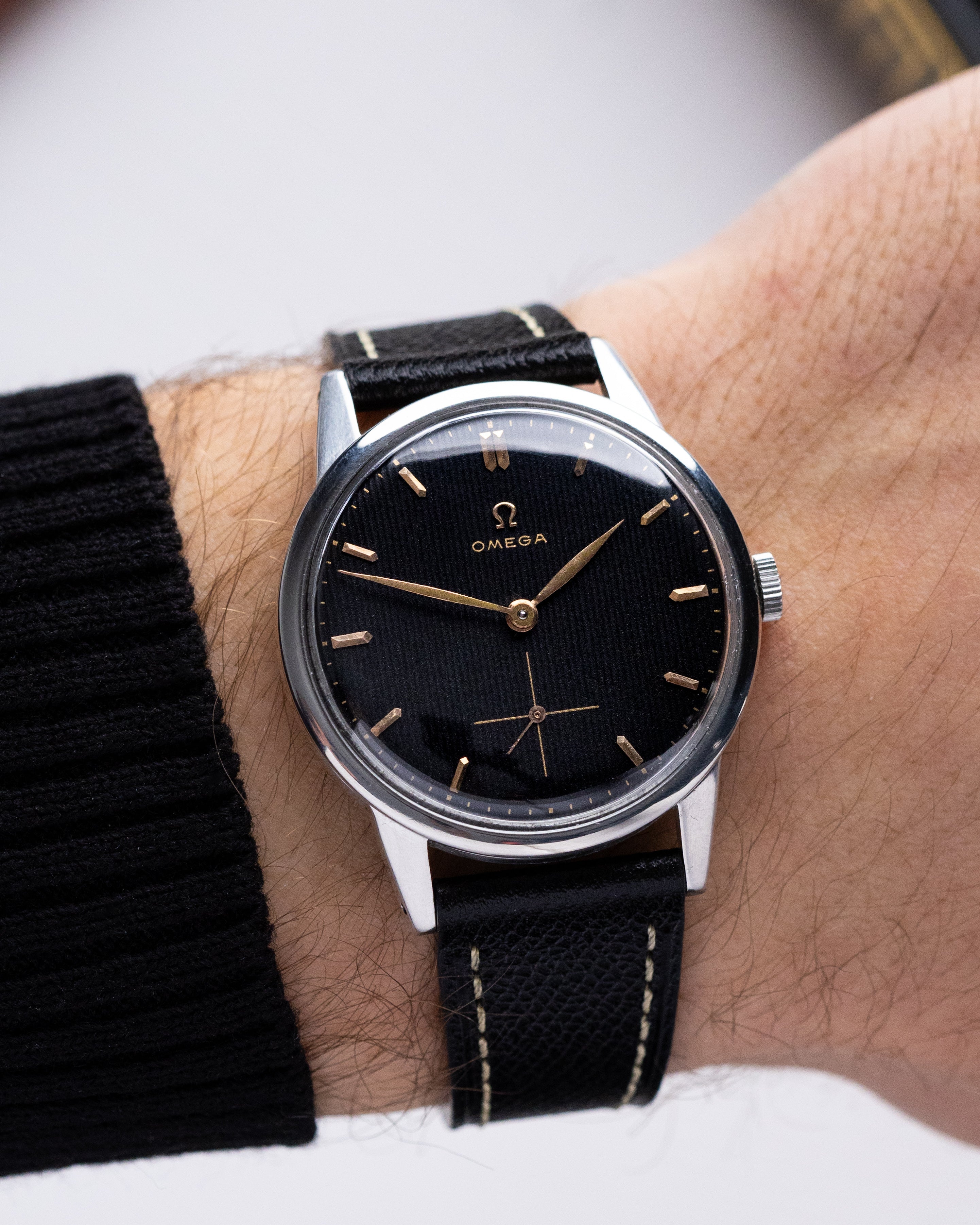 Omega Jumbo, Vintage Swiss watch, Ref. 2272 - 6, Black Linen Crosshair Gilded Dial from 1952 - DuMarko