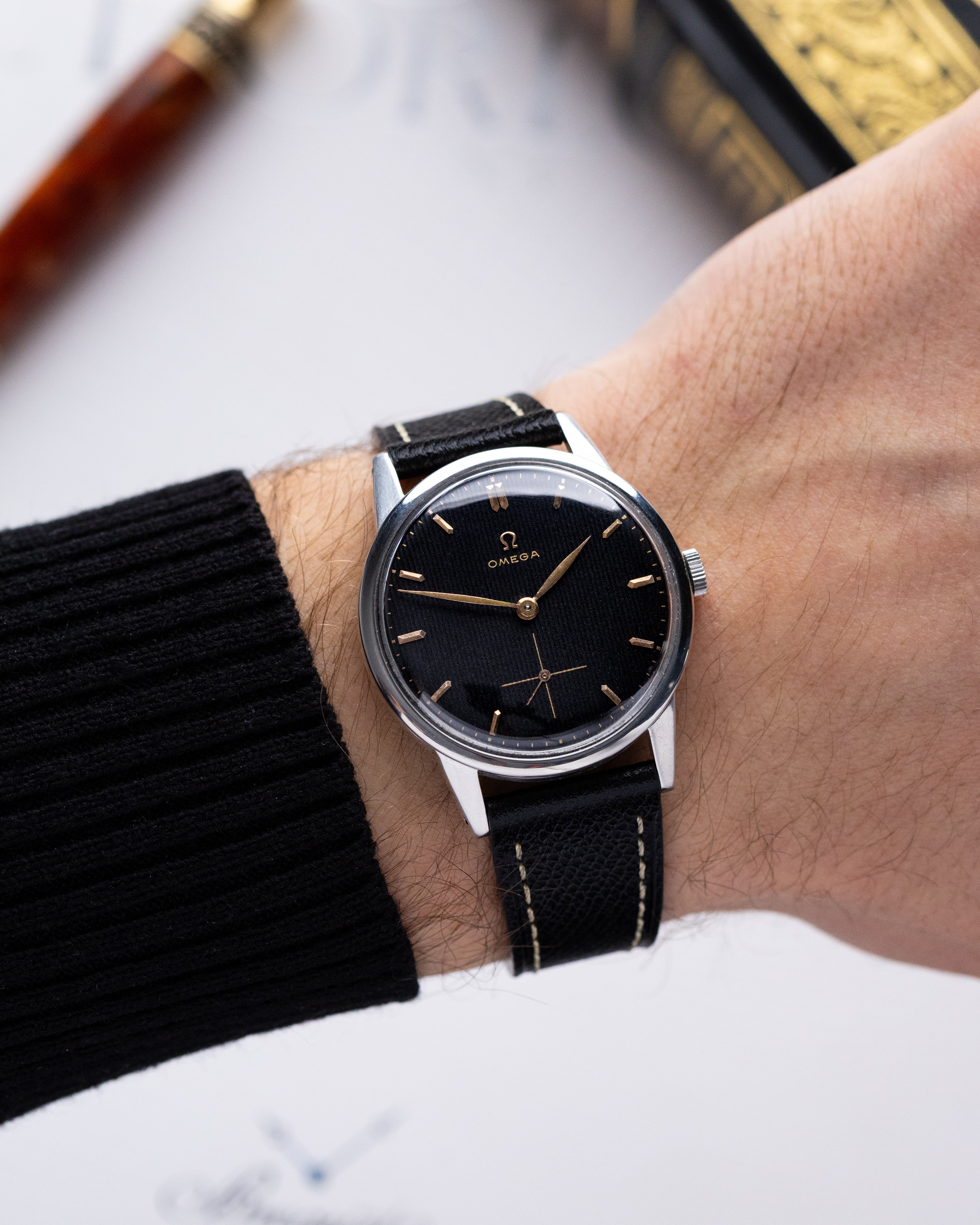 Omega Jumbo, Vintage Swiss watch, Ref. 2272 - 6, Black Linen Crosshair Gilded Dial from 1952 - DuMarko