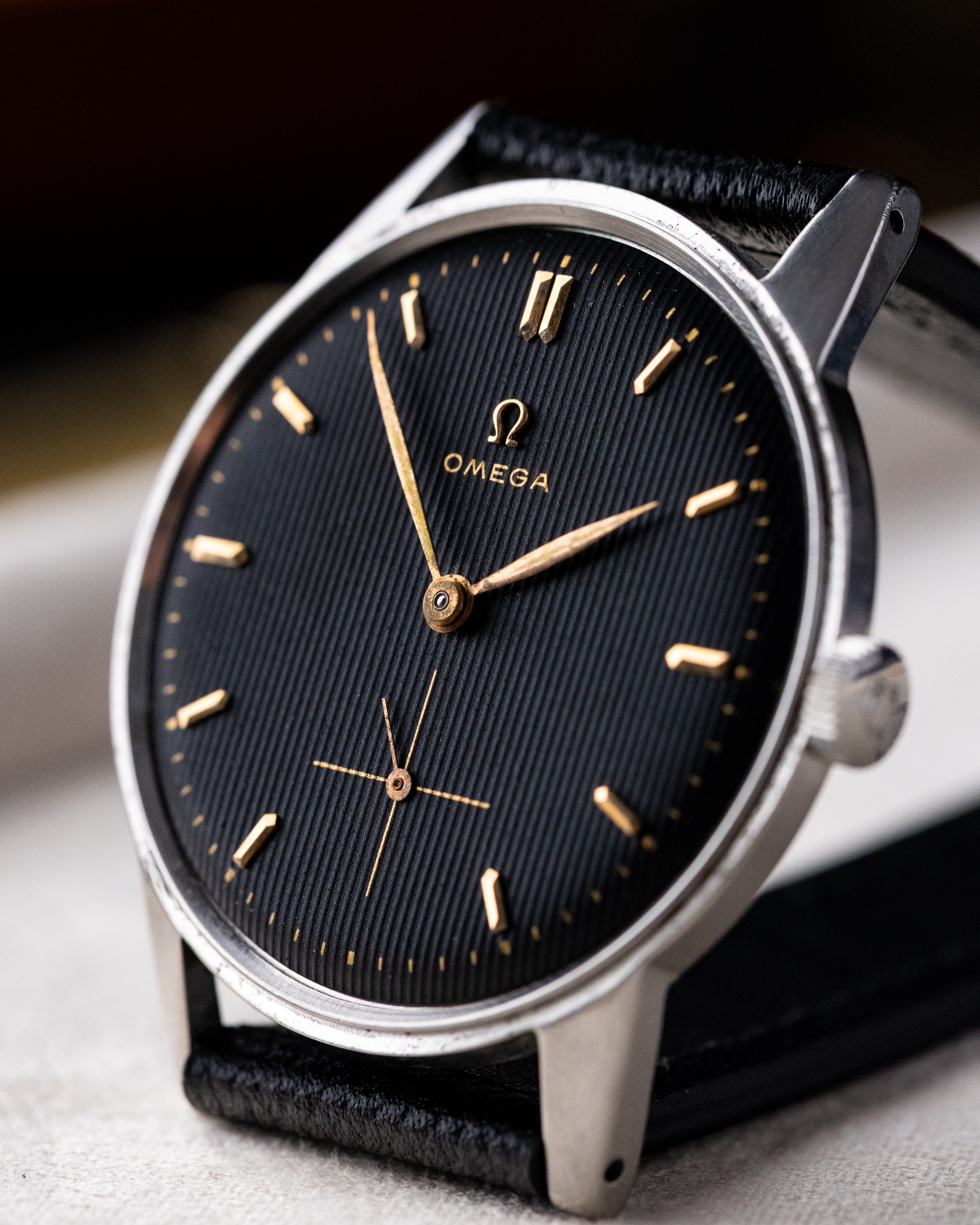 Omega Jumbo, Vintage Swiss watch, Ref. 2272 - 6, Black Linen Crosshair Gilded Dial from 1952 - DuMarko
