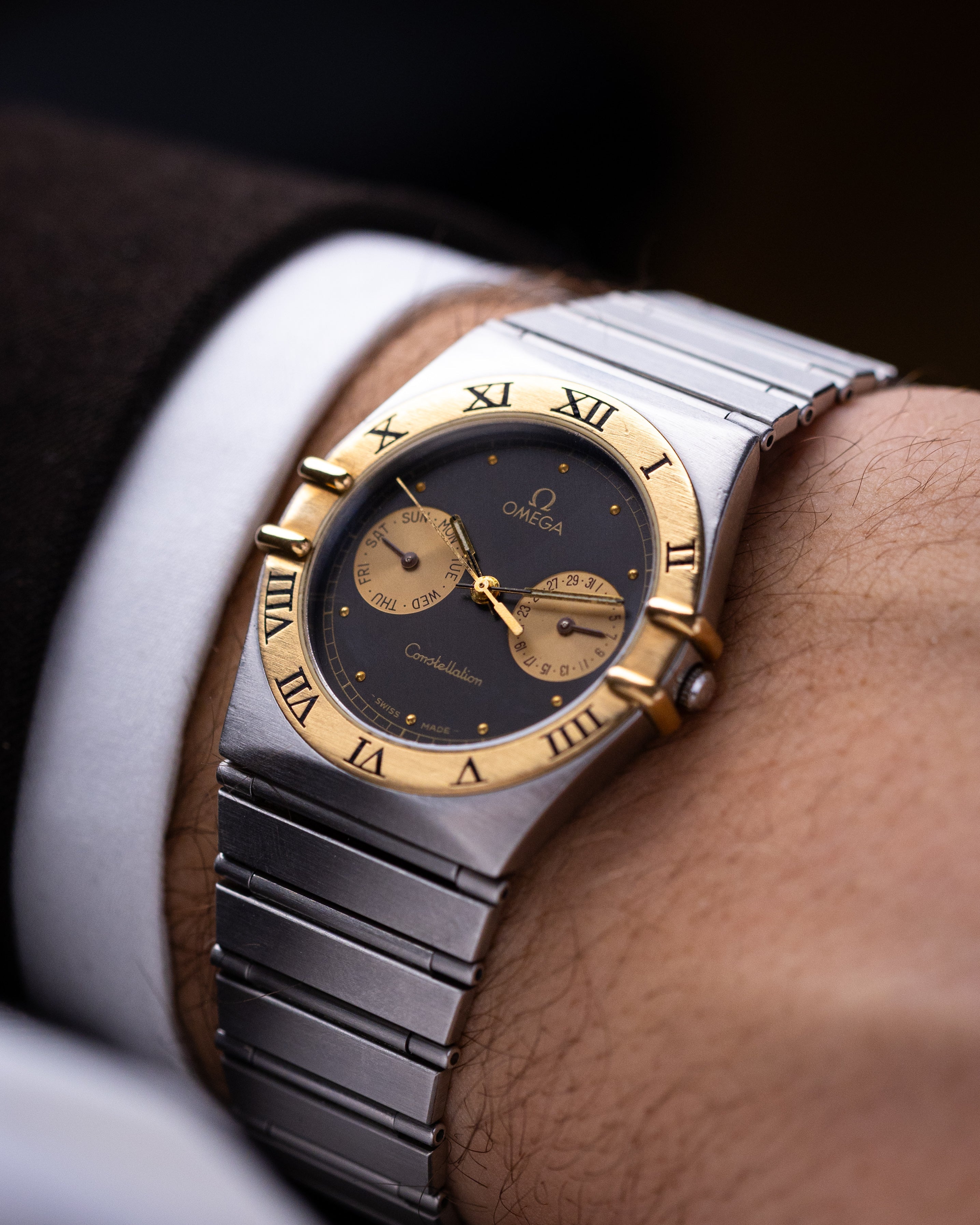 Vintage Omega Constellation Black Manhattan Day - Date, Solid Gold Bezel, Ref. DB 396.1070, Two - Tone Dial, Quartz Cal. 1444 from 1980s - DuMarko