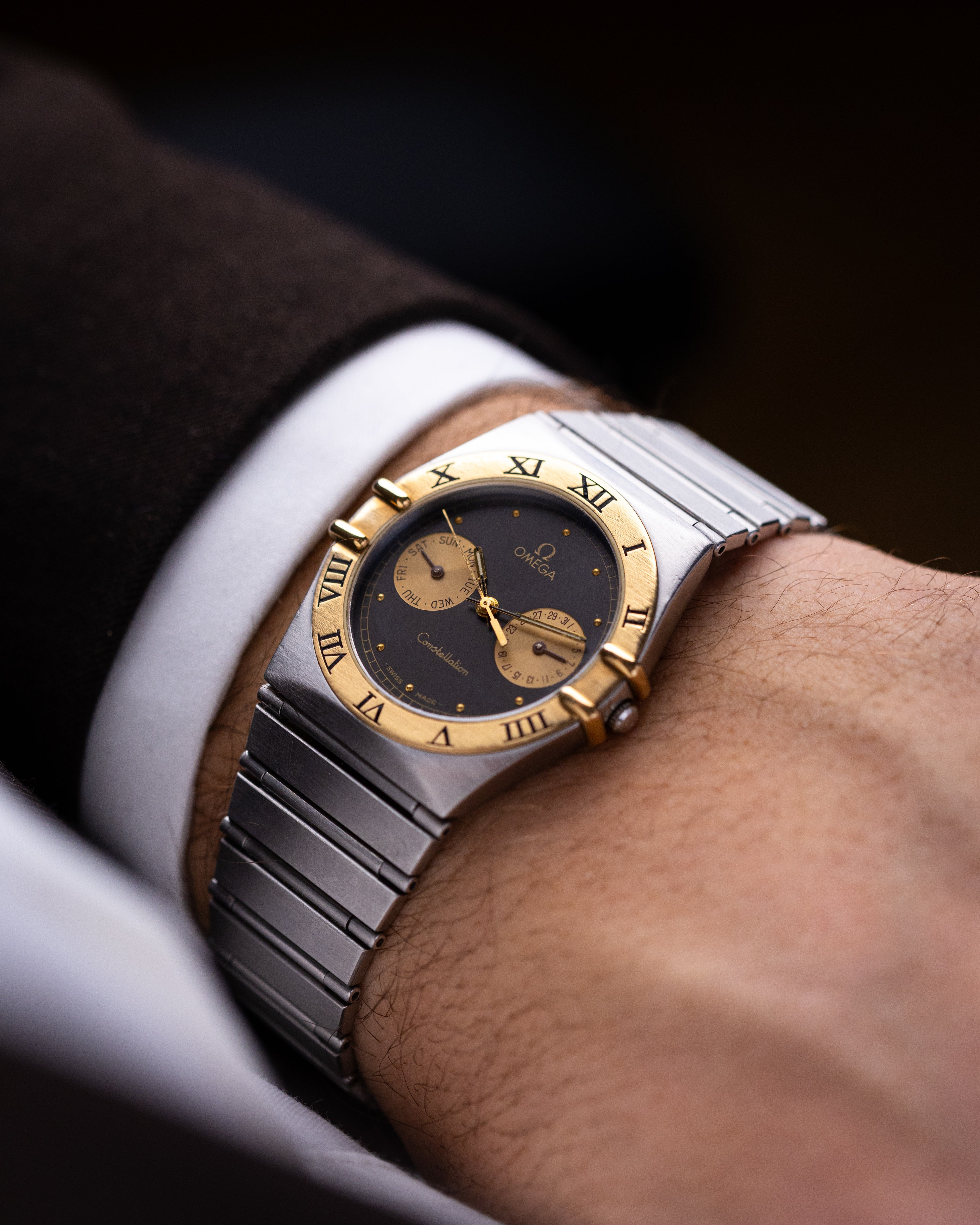 Vintage Omega Constellation Black Manhattan Day - Date, Solid Gold Bezel, Ref. DB 396.1070, Two - Tone Dial, Quartz Cal. 1444 from 1980s - DuMarko