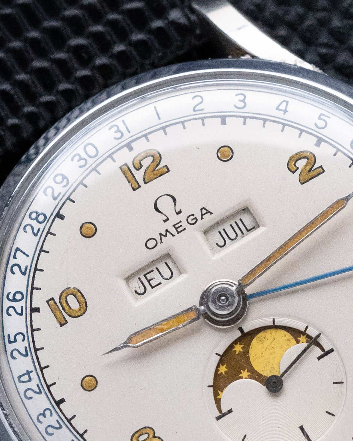 Vintage Omega Cosmic, Triple Calendar, Moonphase Ref. 2471/1, Radium dial - DuMarko