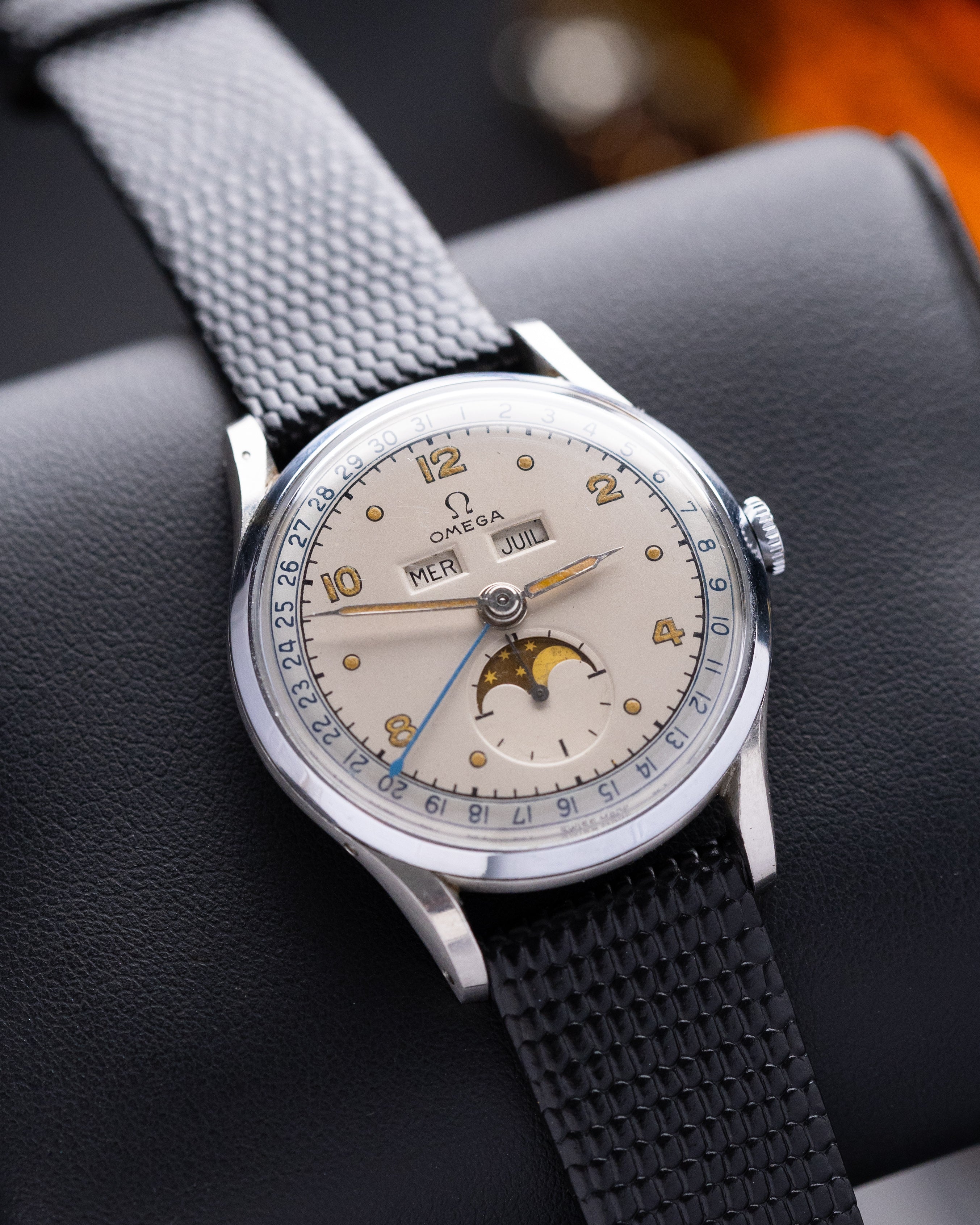 Vintage Omega Cosmic, Triple Calendar, Moonphase Ref. 2471/1, Radium dial - DuMarko