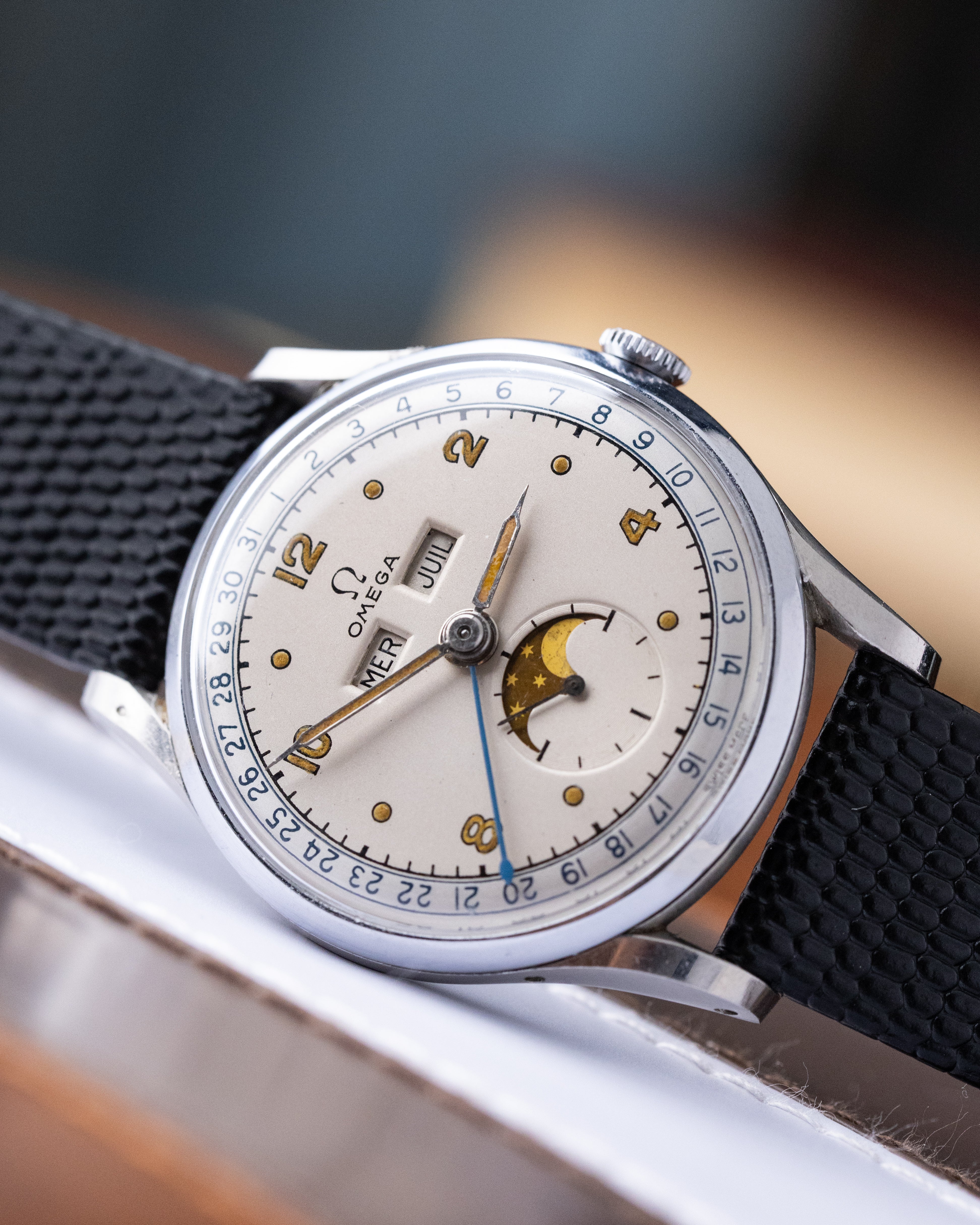 Vintage Omega Cosmic, Triple Calendar, Moonphase Ref. 2471/1, Radium dial - DuMarko