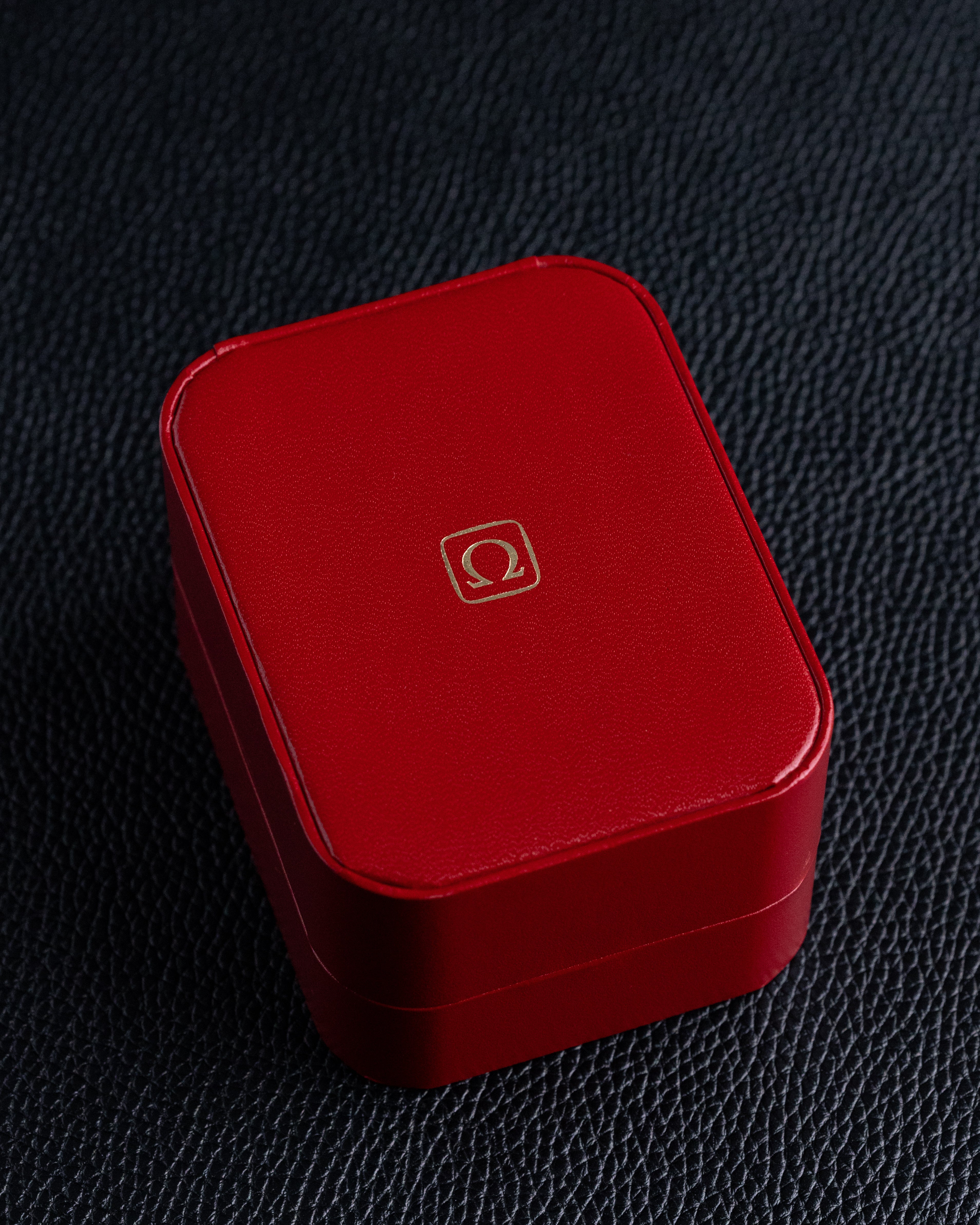 Vintage Omega Tank, Luxury Solid 14K Gold Case, Cal. 625, Ref. DD6850 from 1975 - DuMarko