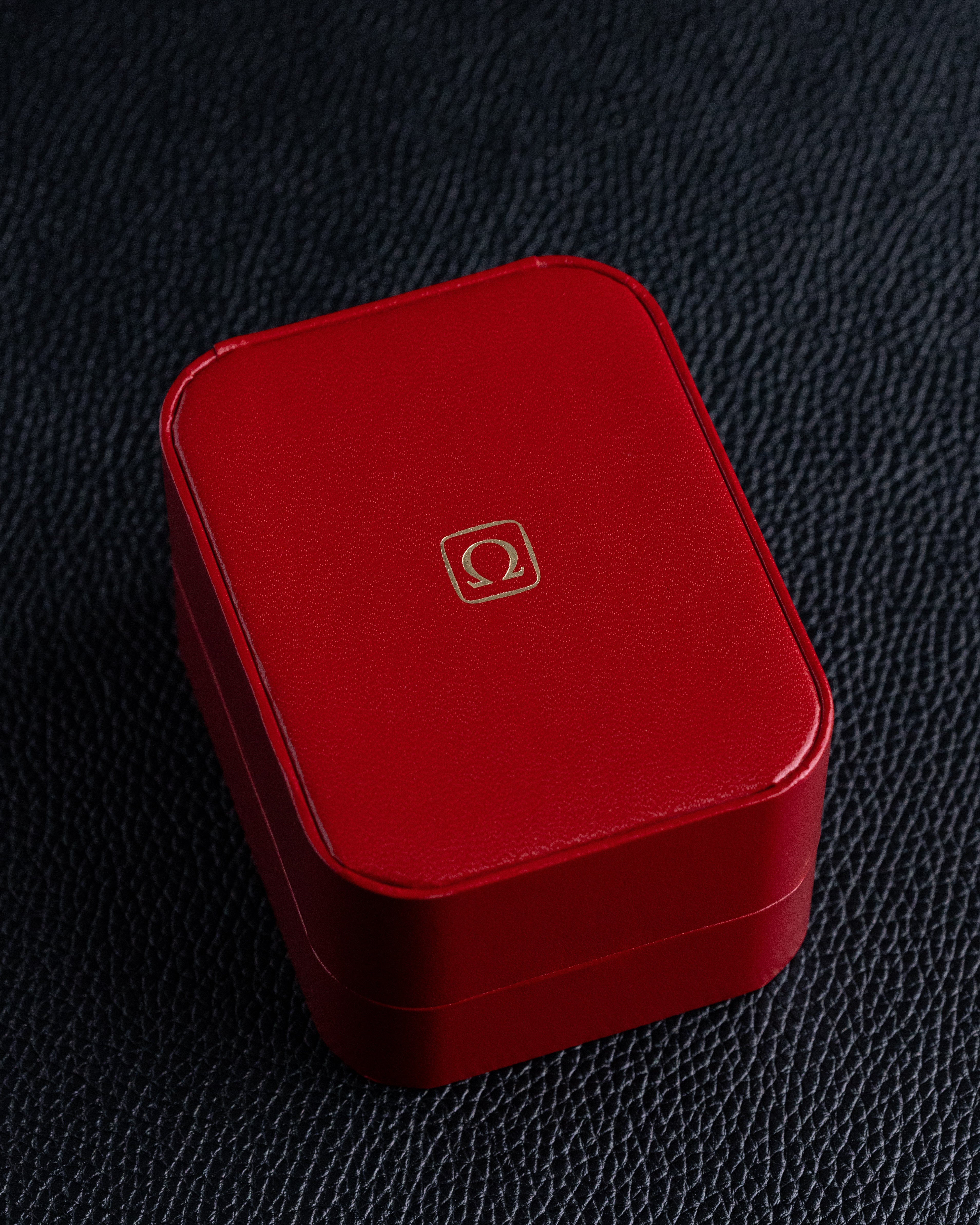 Vintage Omega Tank, Luxury Solid 14K Gold Case, Cal. 625, Ref. DD6850 from 1975 - DuMarko