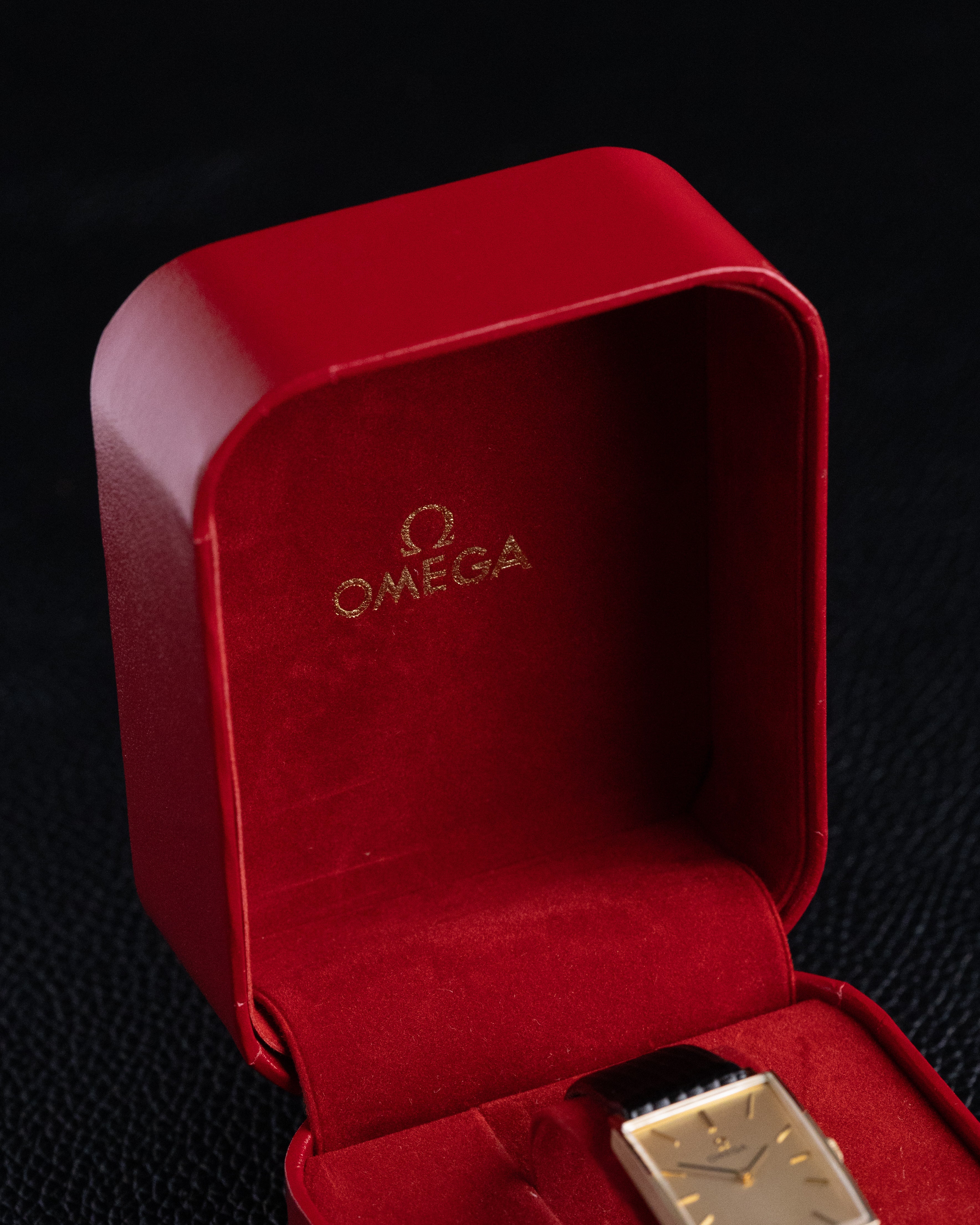 Vintage Omega Tank, Luxury Solid 14K Gold Case, Cal. 625, Ref. DD6850 from 1975 - DuMarko