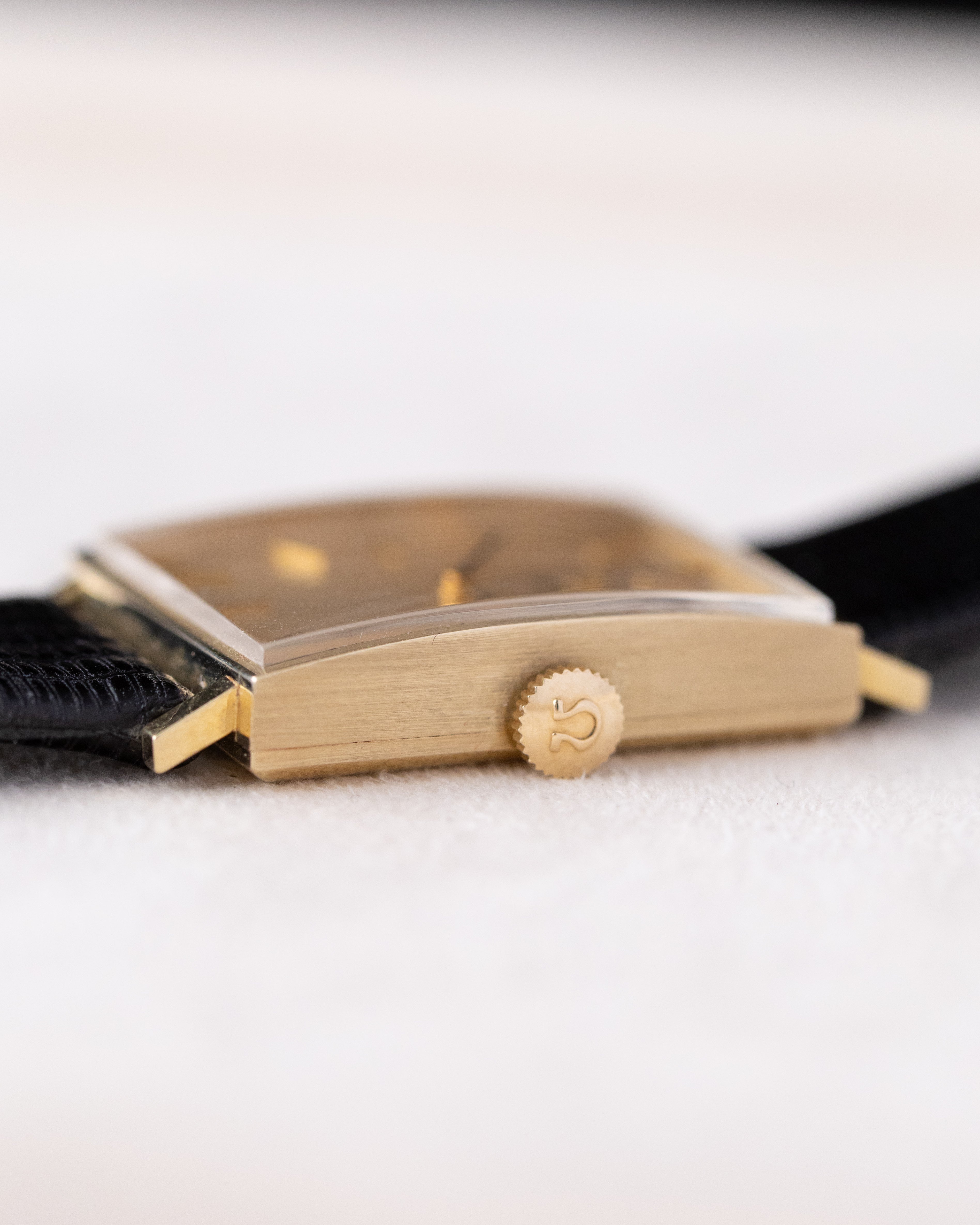 Vintage Omega Tank, Luxury Solid 14K Gold Case, Cal. 625, Ref. DD6850 from 1975 - DuMarko