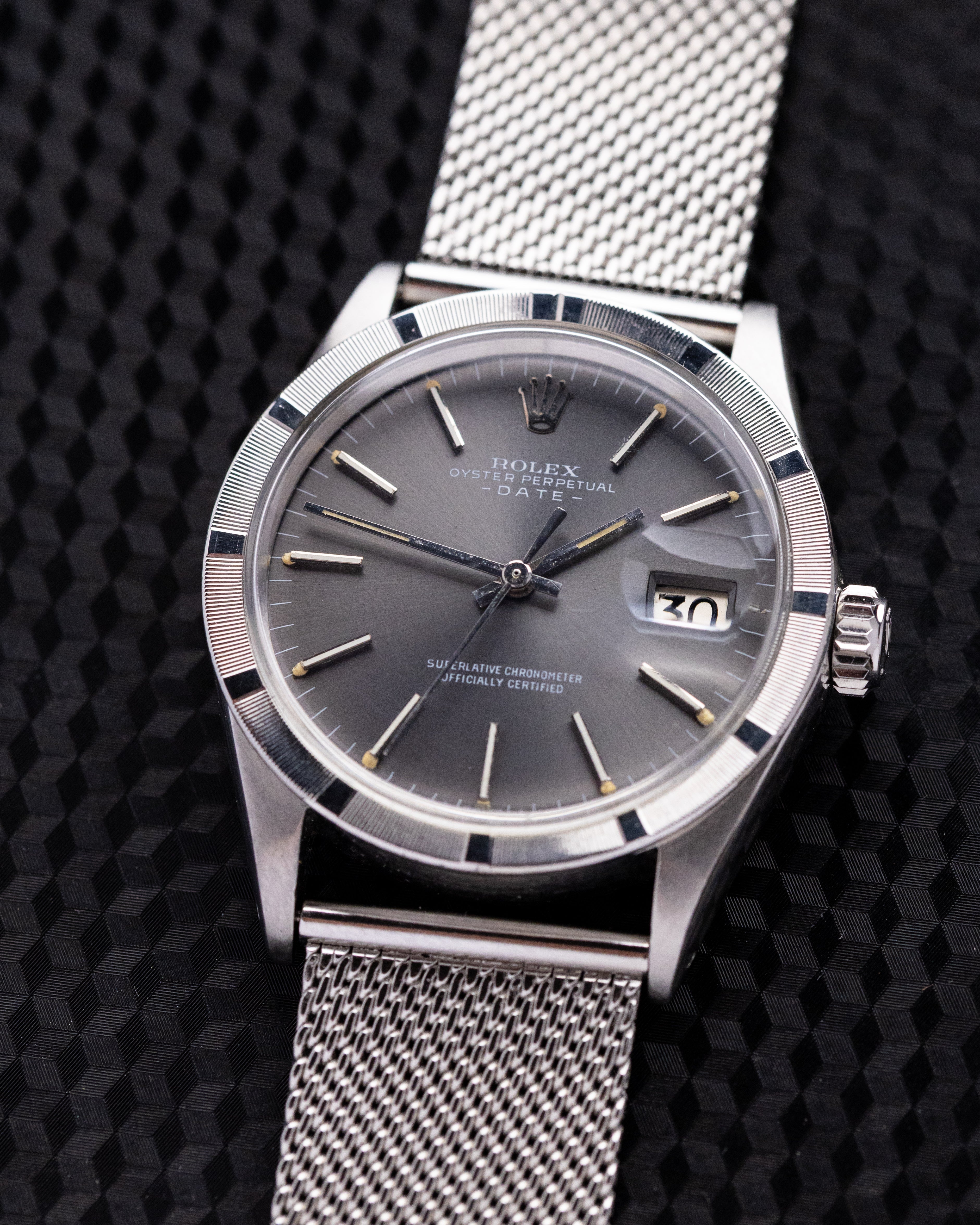 Vintage Rolex Oyster - Perpetual Date Ref. 1501, Engine - turned bezel, Grey Dial from 1971 - DuMarko