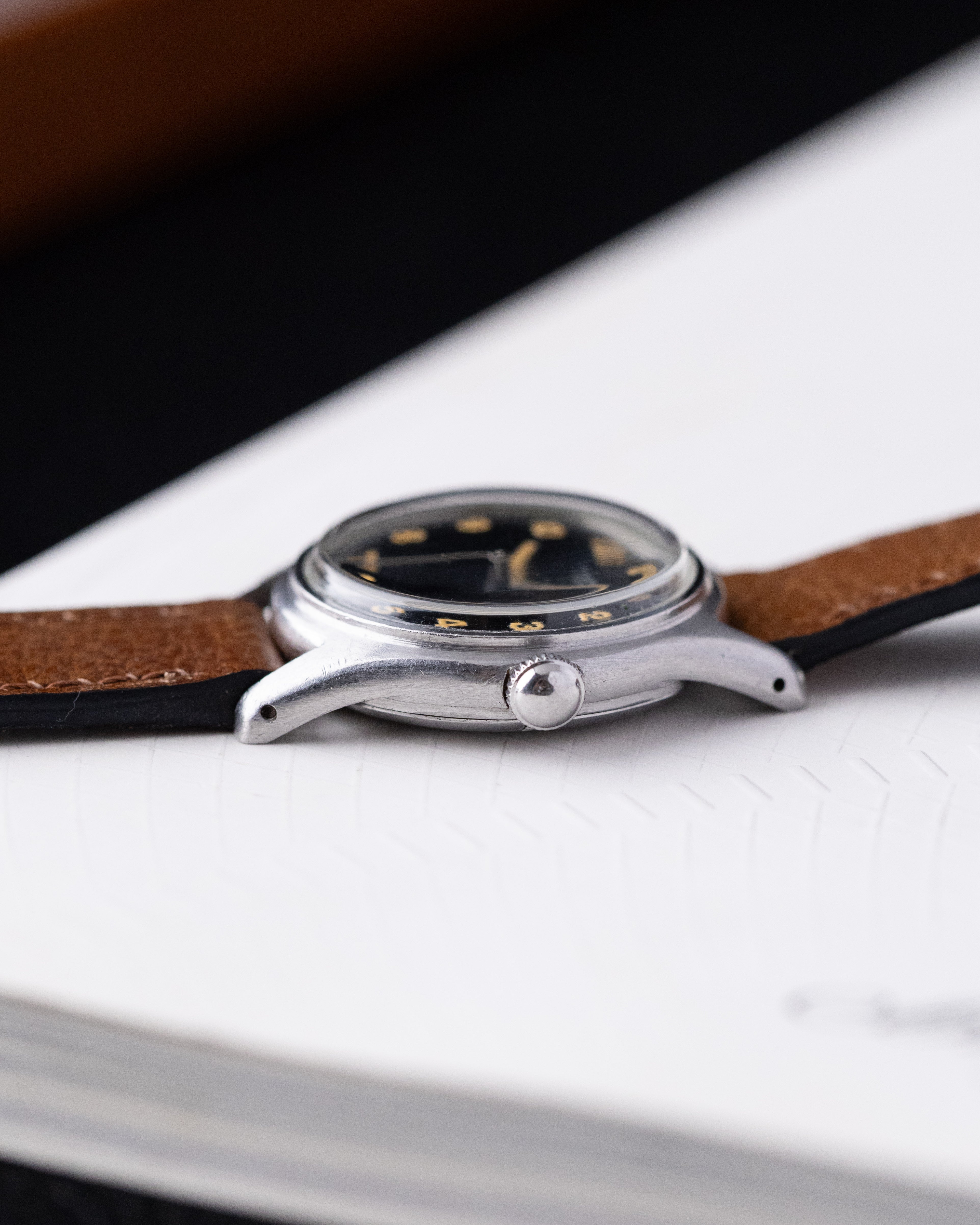 Vintage Universal Geneve Swiss Military Watch, Ref. 20724, Black Dial, Cal. 263 from 1944 - DuMarko