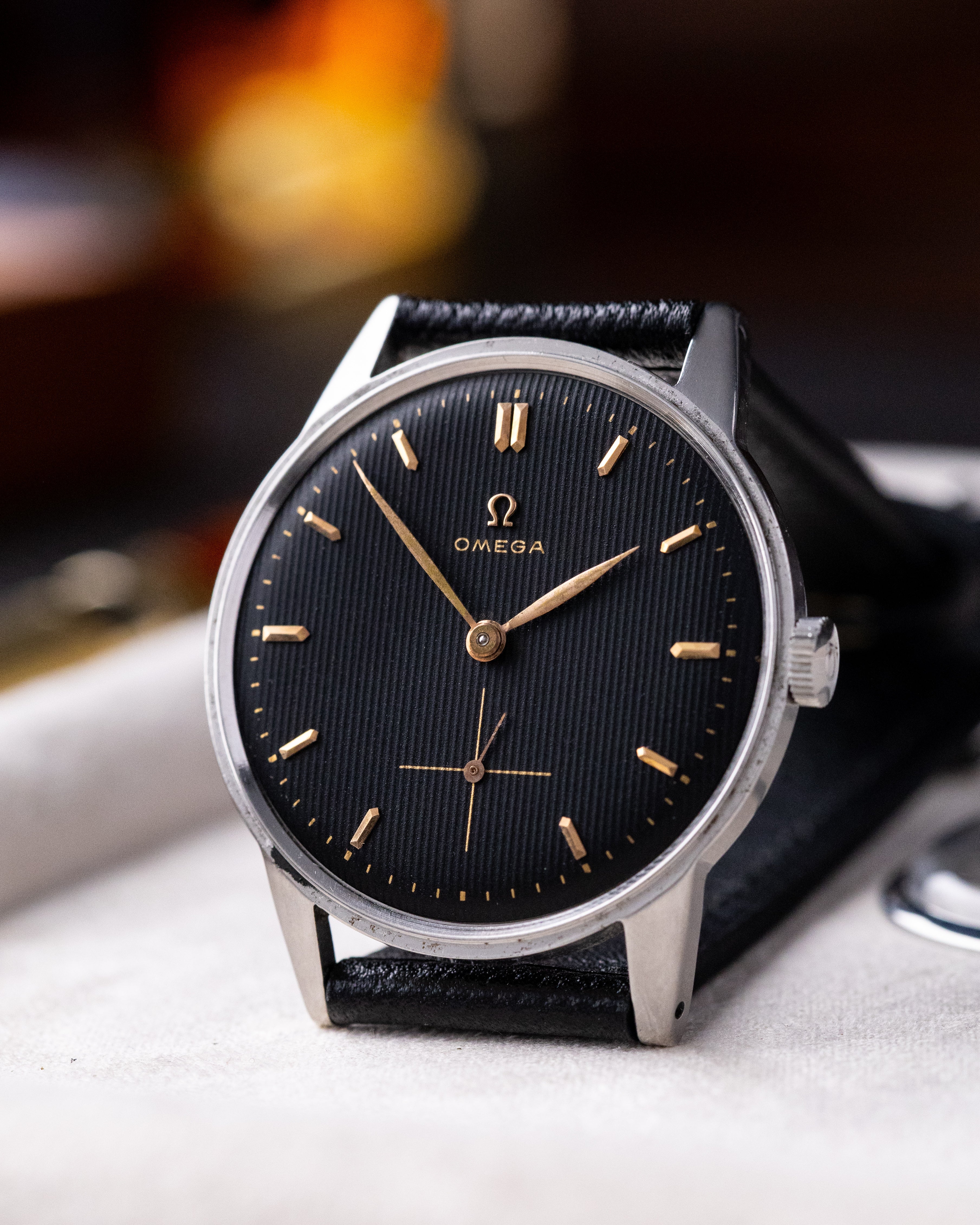 Omega Jumbo, Vintage Swiss watch, Ref. 2272 - 6, Black Linen Crosshair Gilded Dial from 1952 - DuMarko
