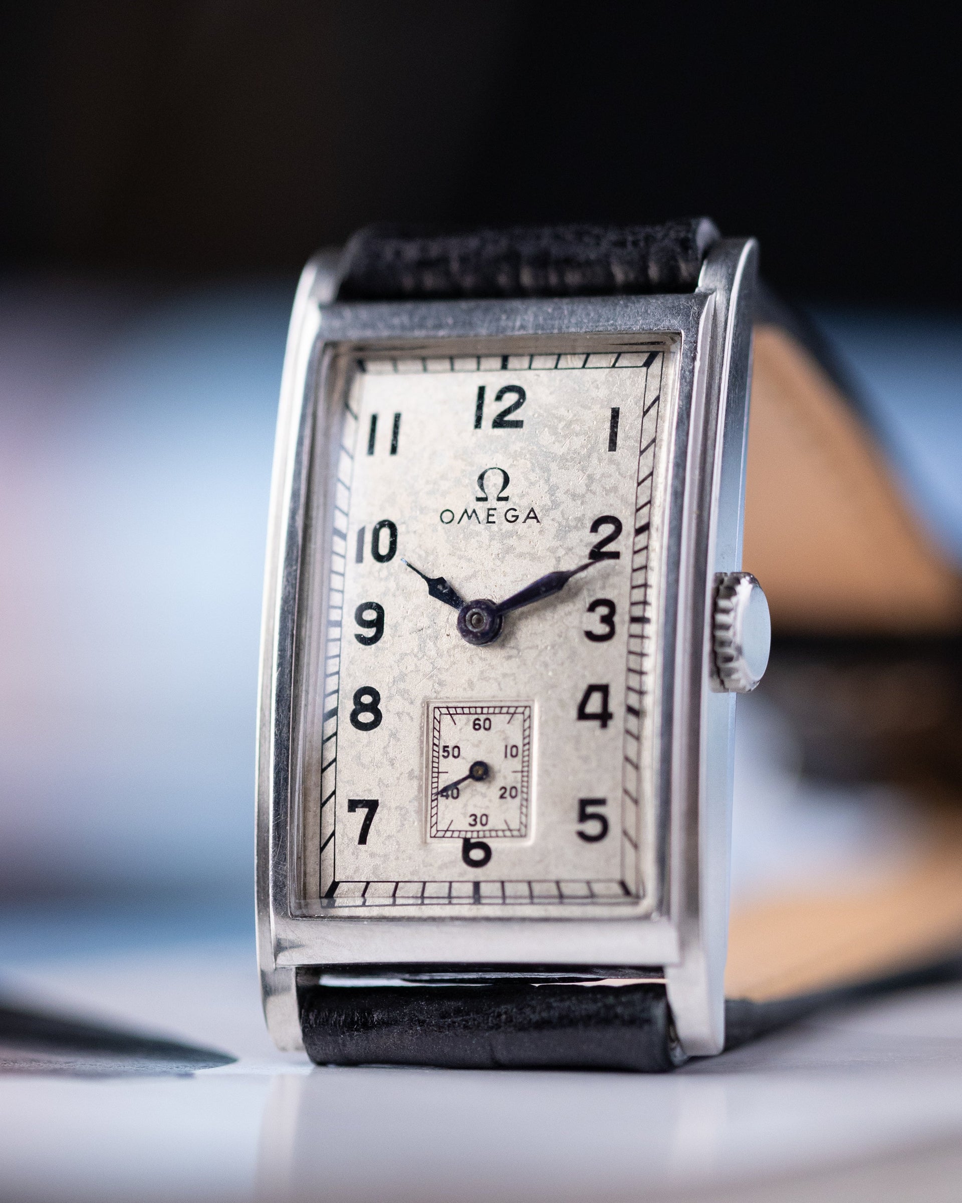 Montre suisse vintage Omega Tank, style Art déco, calibre T17