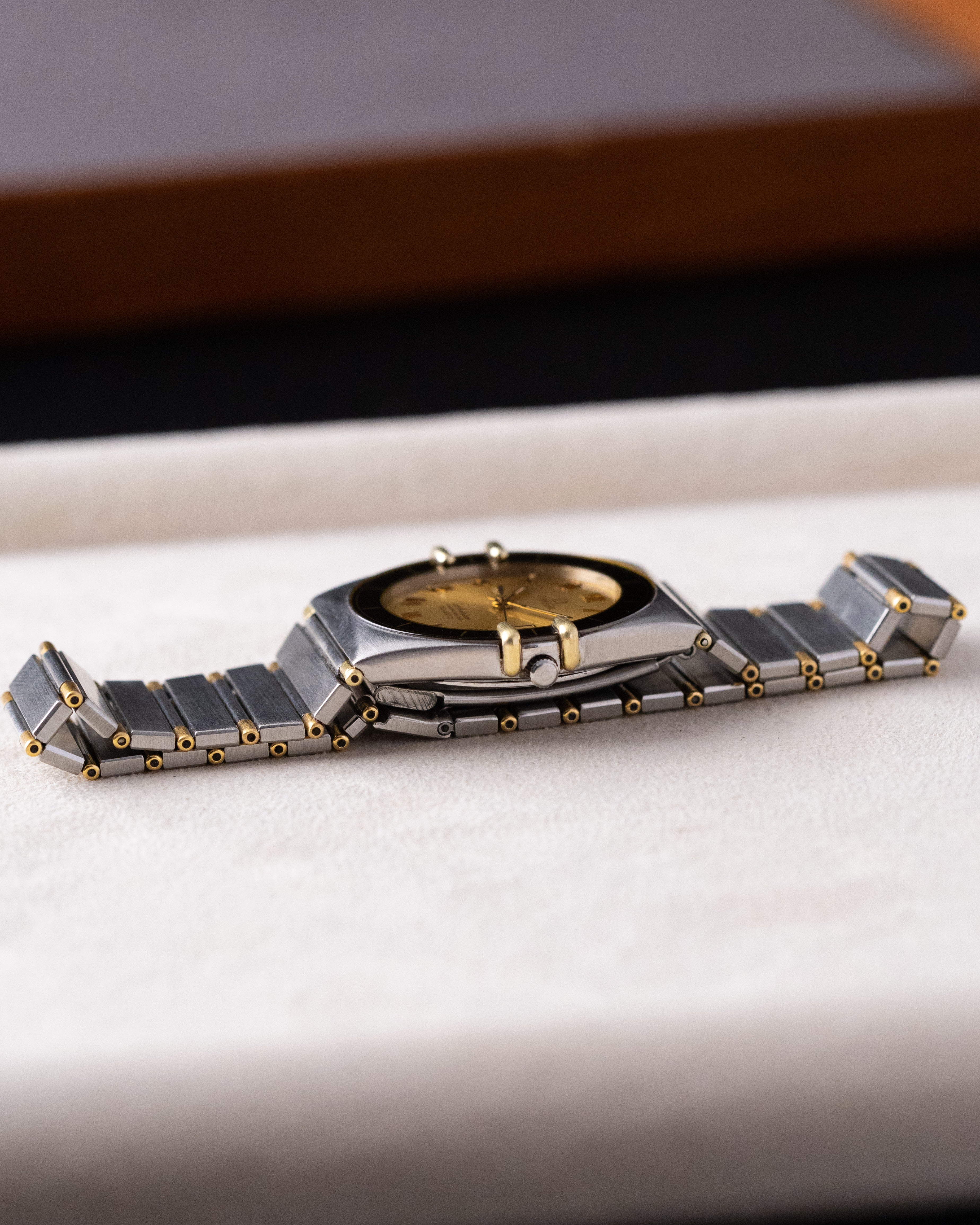 Vintage Omega Constellation Manhattan Date, Roman Numerals, Champagne Dial, Quartz Cal. 1422 from 1980s - DuMarko