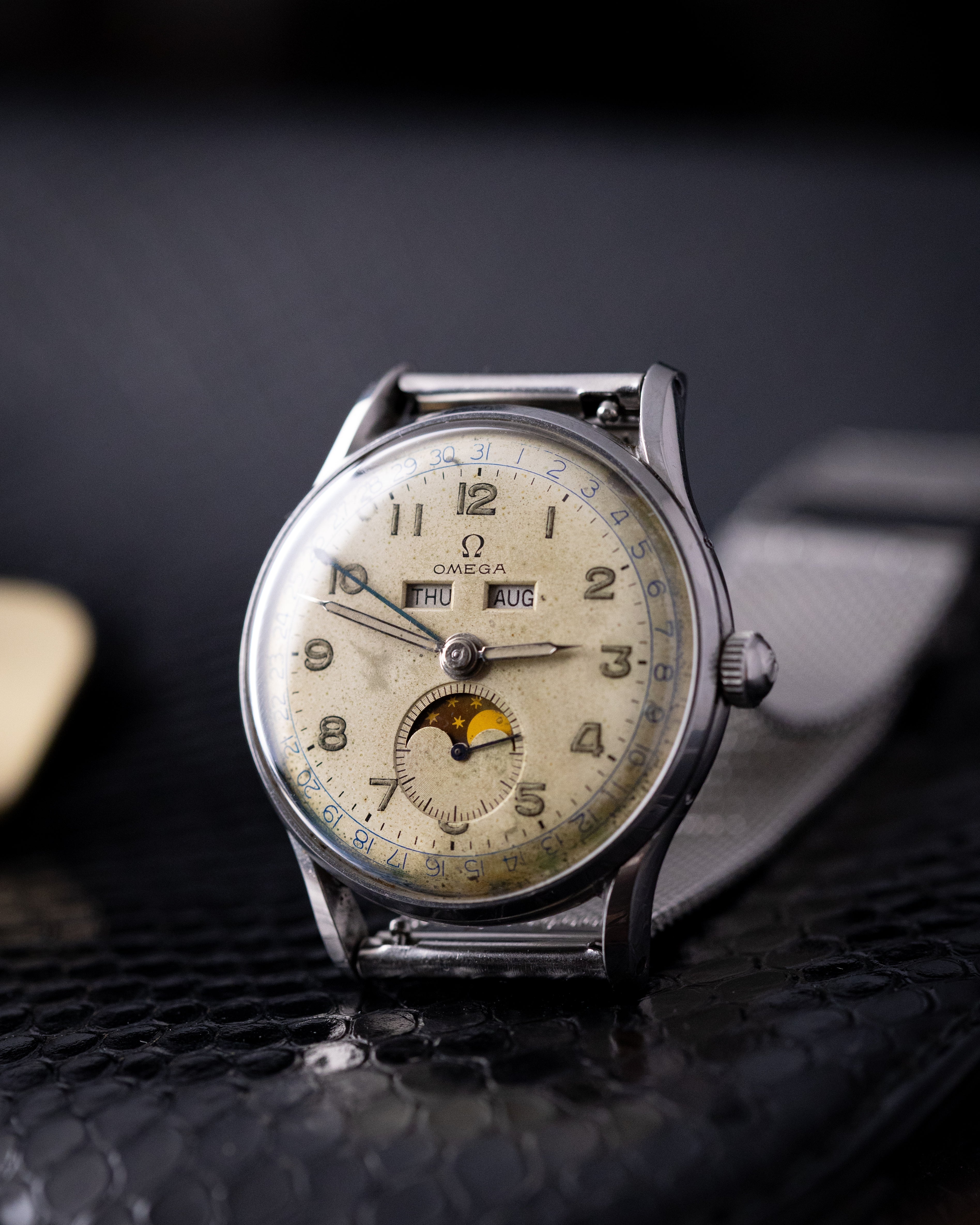 Vintage Omega Cosmic, Moonphase Triple Calendar, Ref. 2471/1, Original Radium dial from 1944 - DuMarko