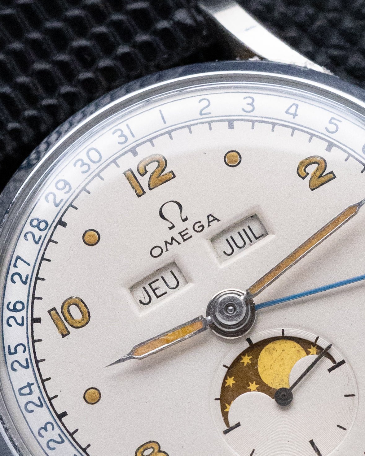 Vintage Omega Cosmic, Triple Calendar, Moonphase Ref. 2471/1, Radium dial - DuMarko