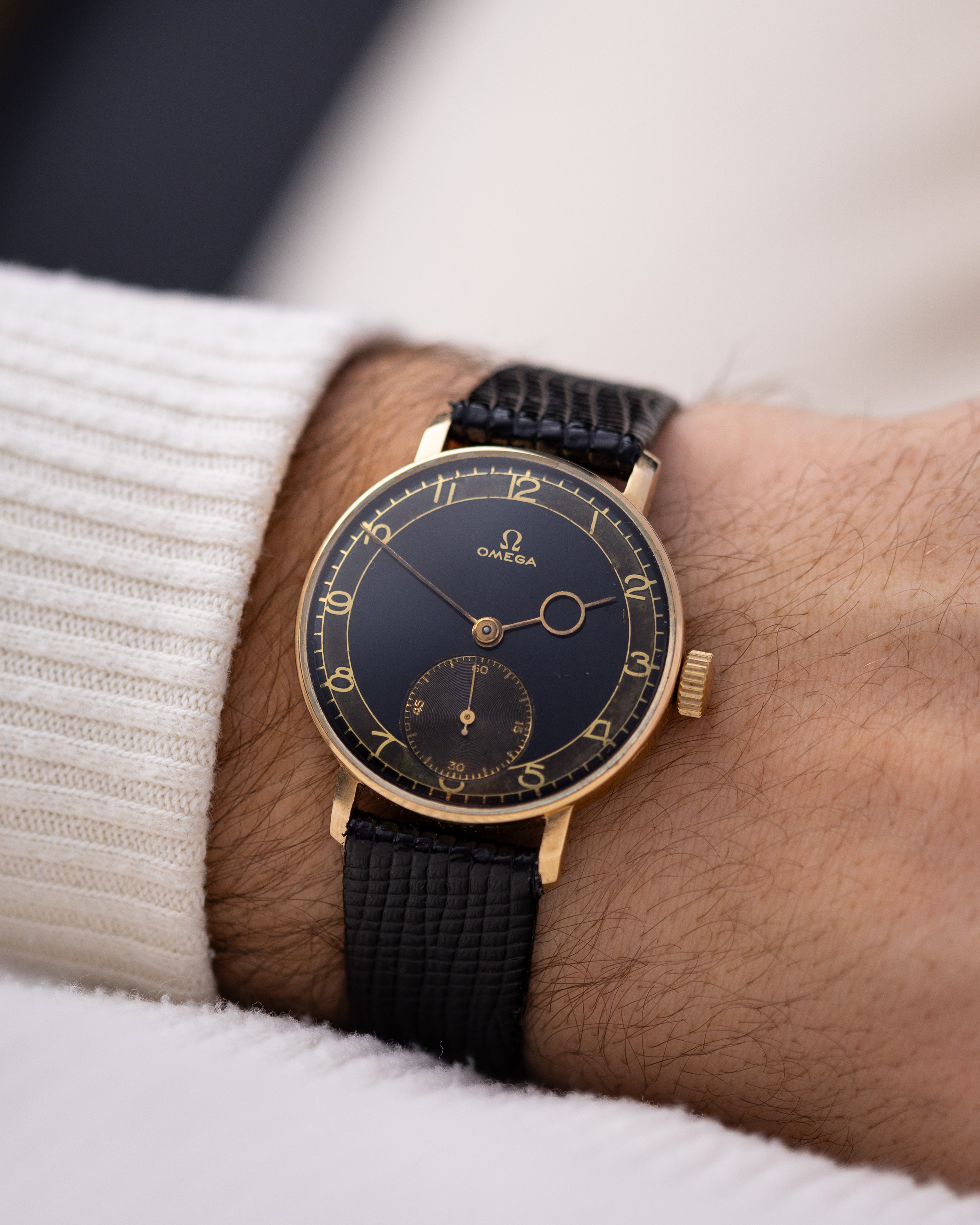 時計 Omega T30 / black gilt dial small second Vintage Omega Swiss Watch, Two-tone black gilt dial, Solid Gold