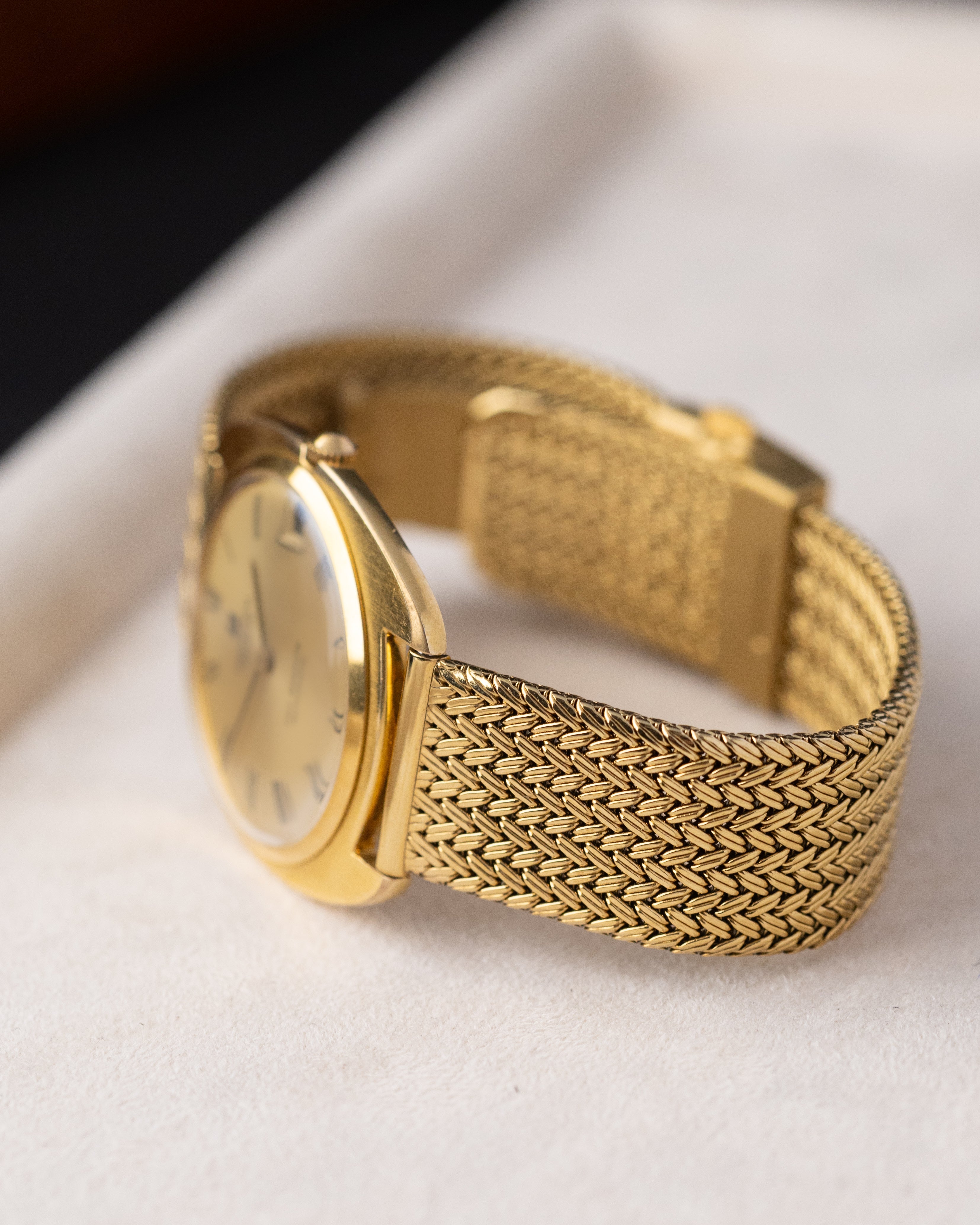 Vintage Universal Genève Gilt Shadow Automatic, Ultra - Slim Swiss Made Watch from 1970's - DuMarko