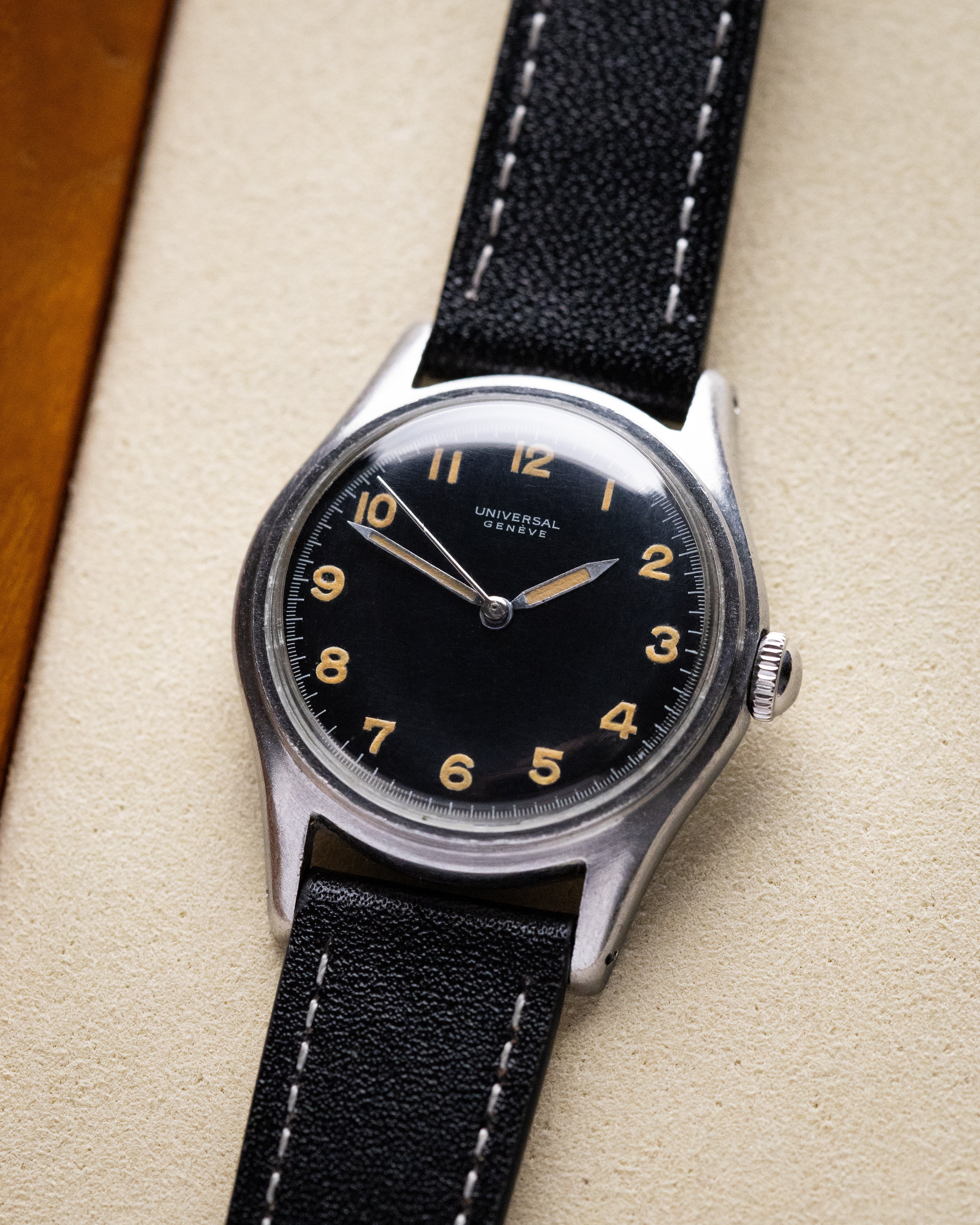 Vintage Universal Geneve Ref. 20724, Swiss Military Watch, Black Dial, Cal. 263 from 1944 - DuMarko