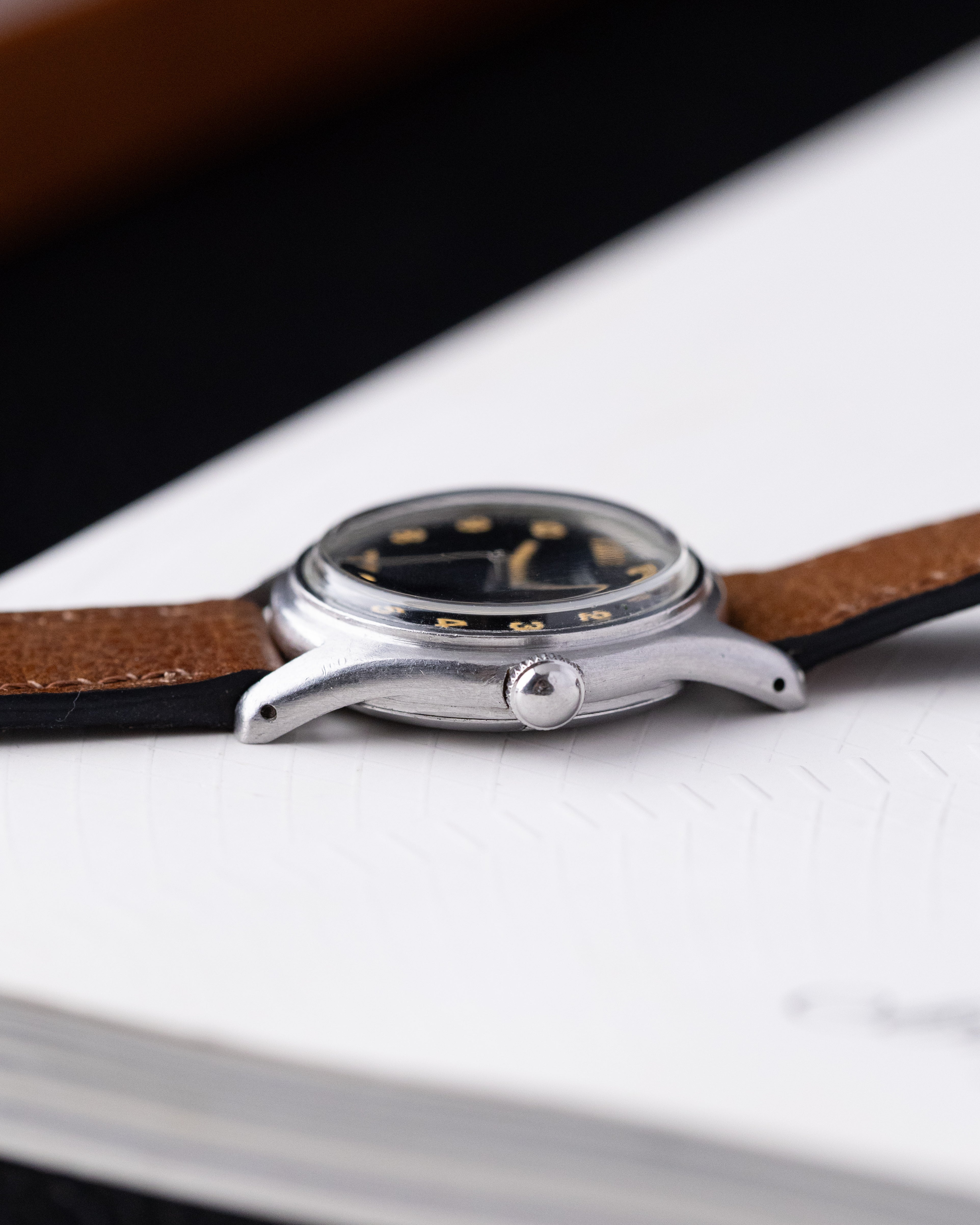 Vintage Universal Geneve Swiss Military Watch, Ref. 20724, Black Dial, Cal. 263 from 1944 - DuMarko