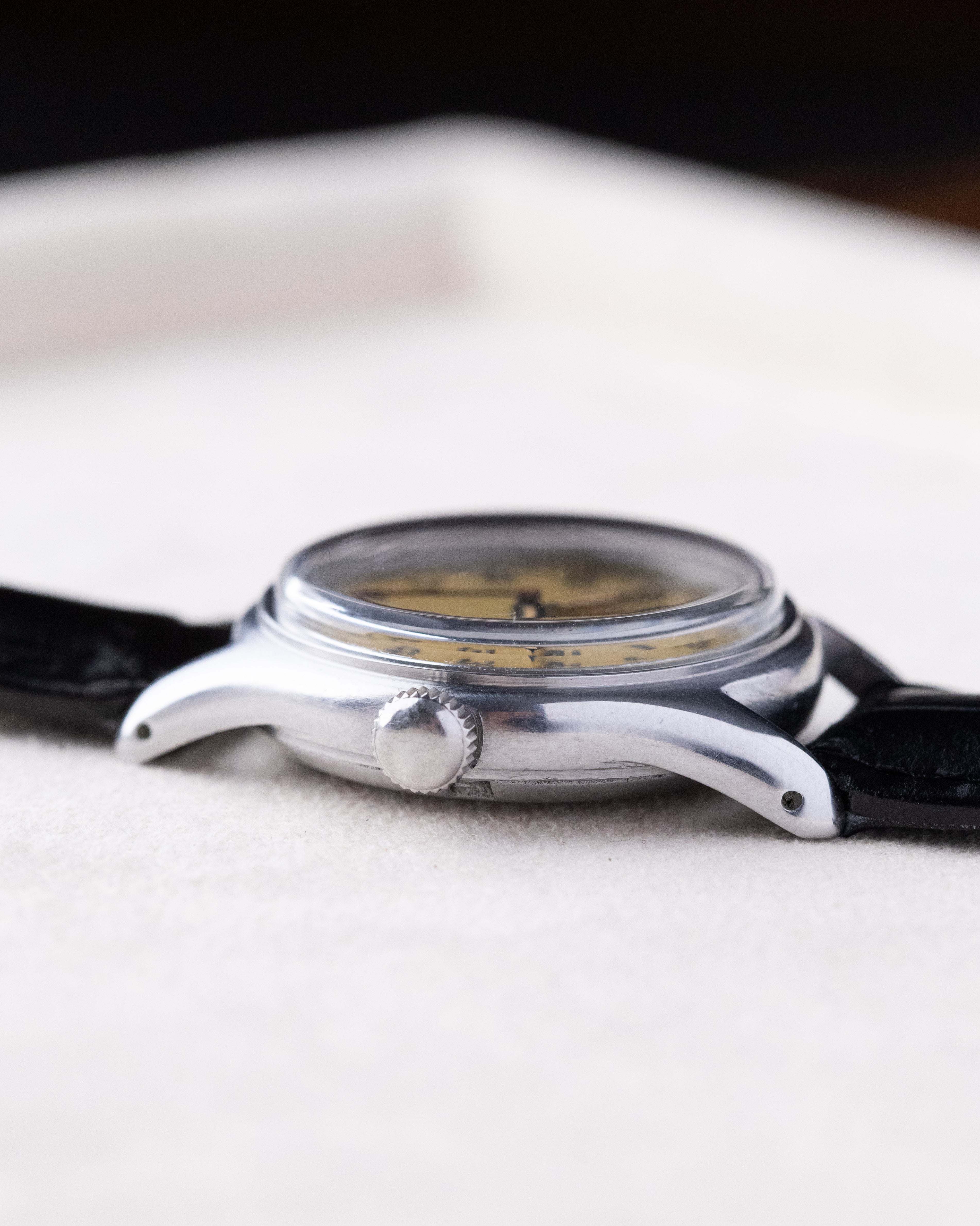 Vintage Universal Genève Swiss Military Watch, Ref. 20724 Radium Dial, Cal. 263 from 1944 - DuMarko