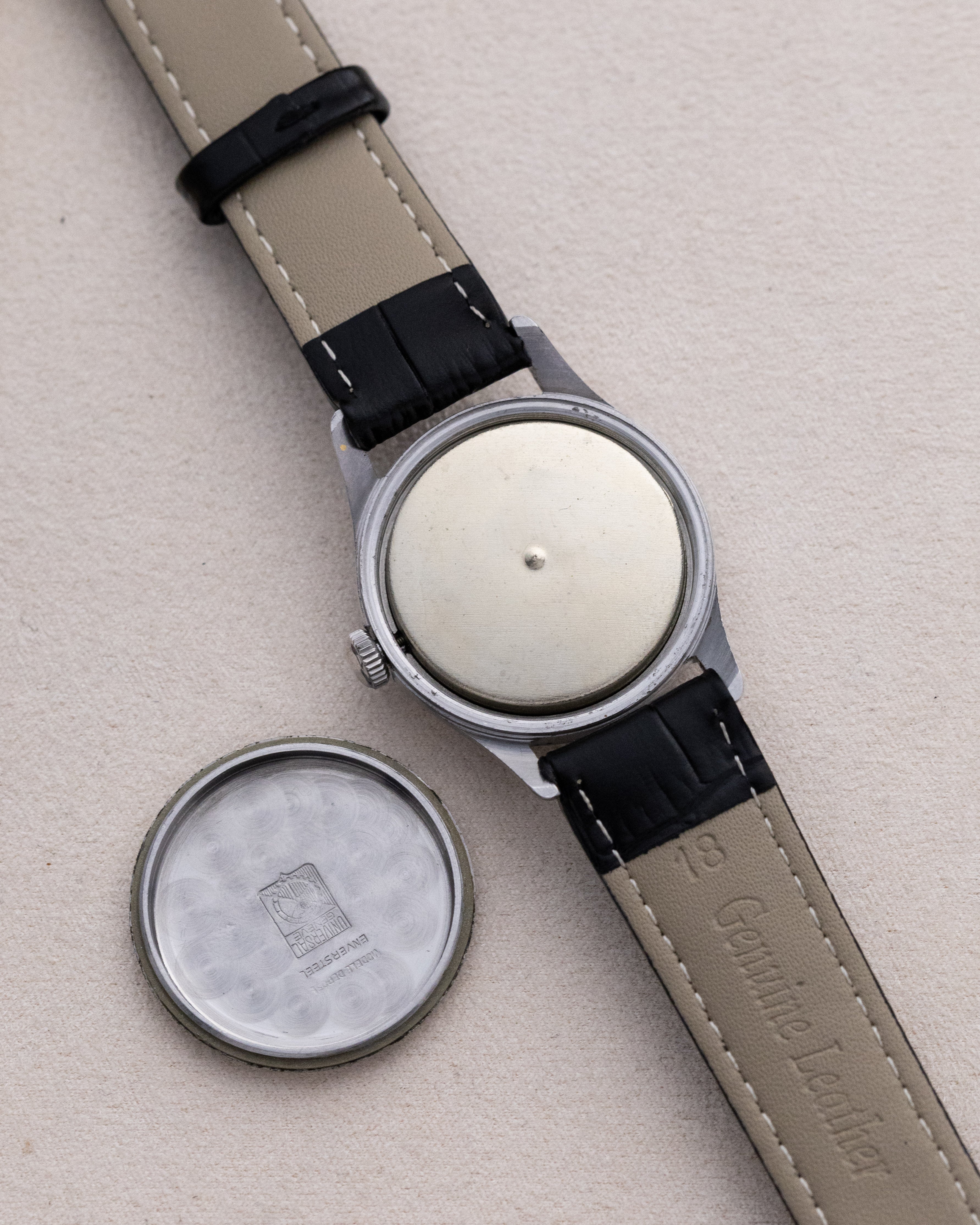 Vintage Universal Genève Swiss Military Watch, Ref. 20724 Radium Dial, Cal. 263 from 1944 - DuMarko