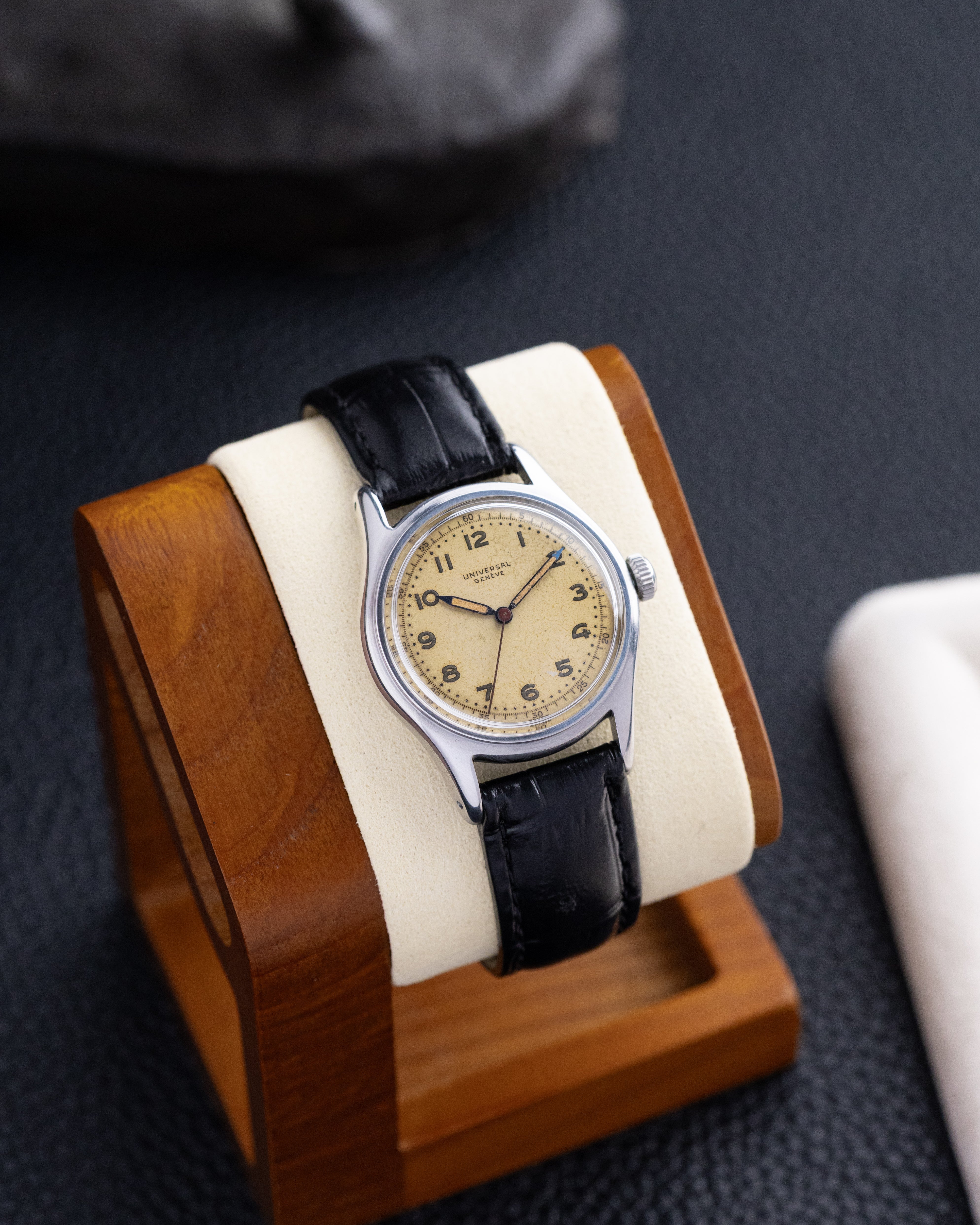 Vintage Universal Genève Swiss Military Watch, Ref. 20724 Radium Dial, Cal. 263 from 1944 - DuMarko