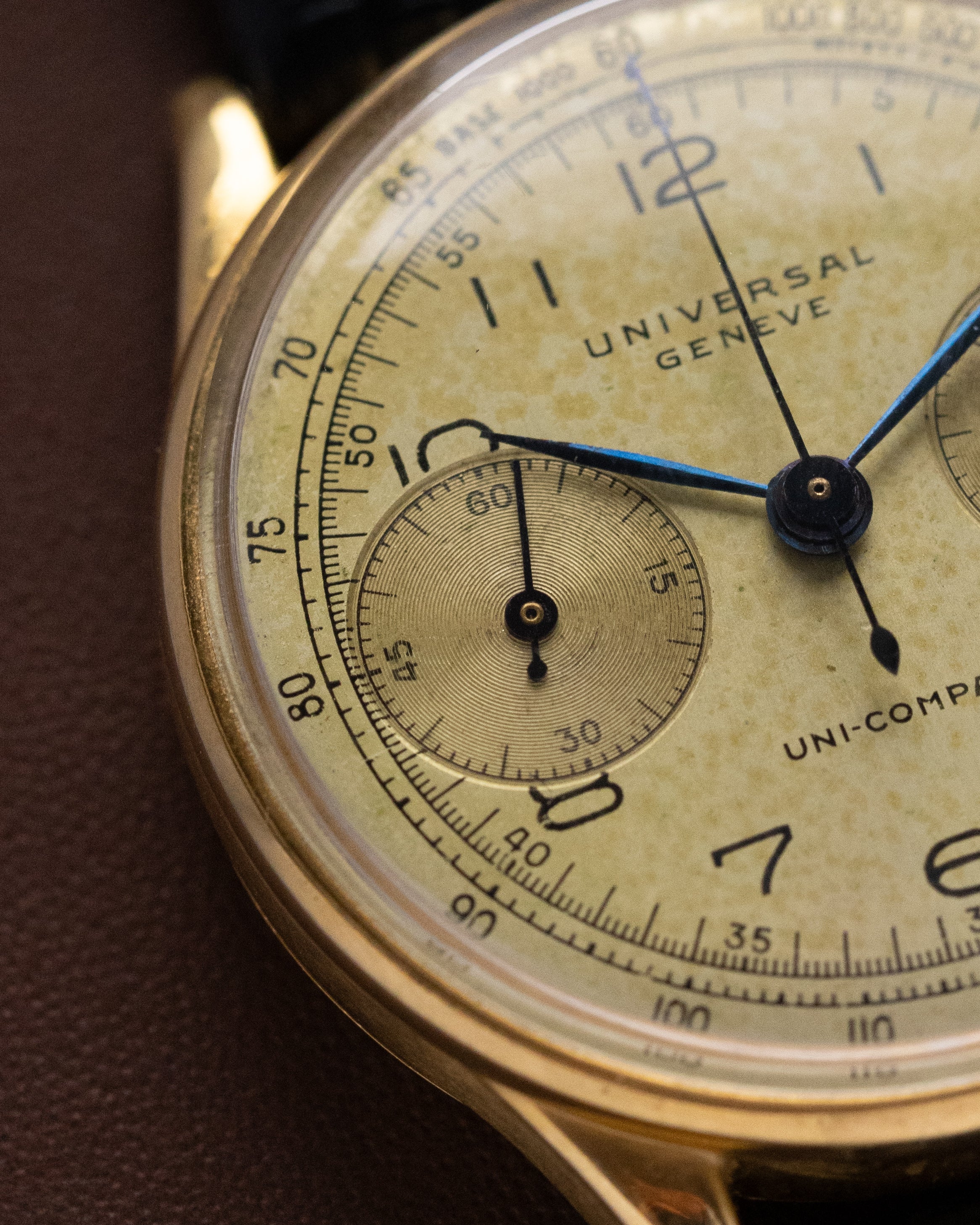 Vintage Universal Genève Uni - Compax Chronograph, Ref. 42402, Cal. 285, Patina Dial from 1942 - DuMarko