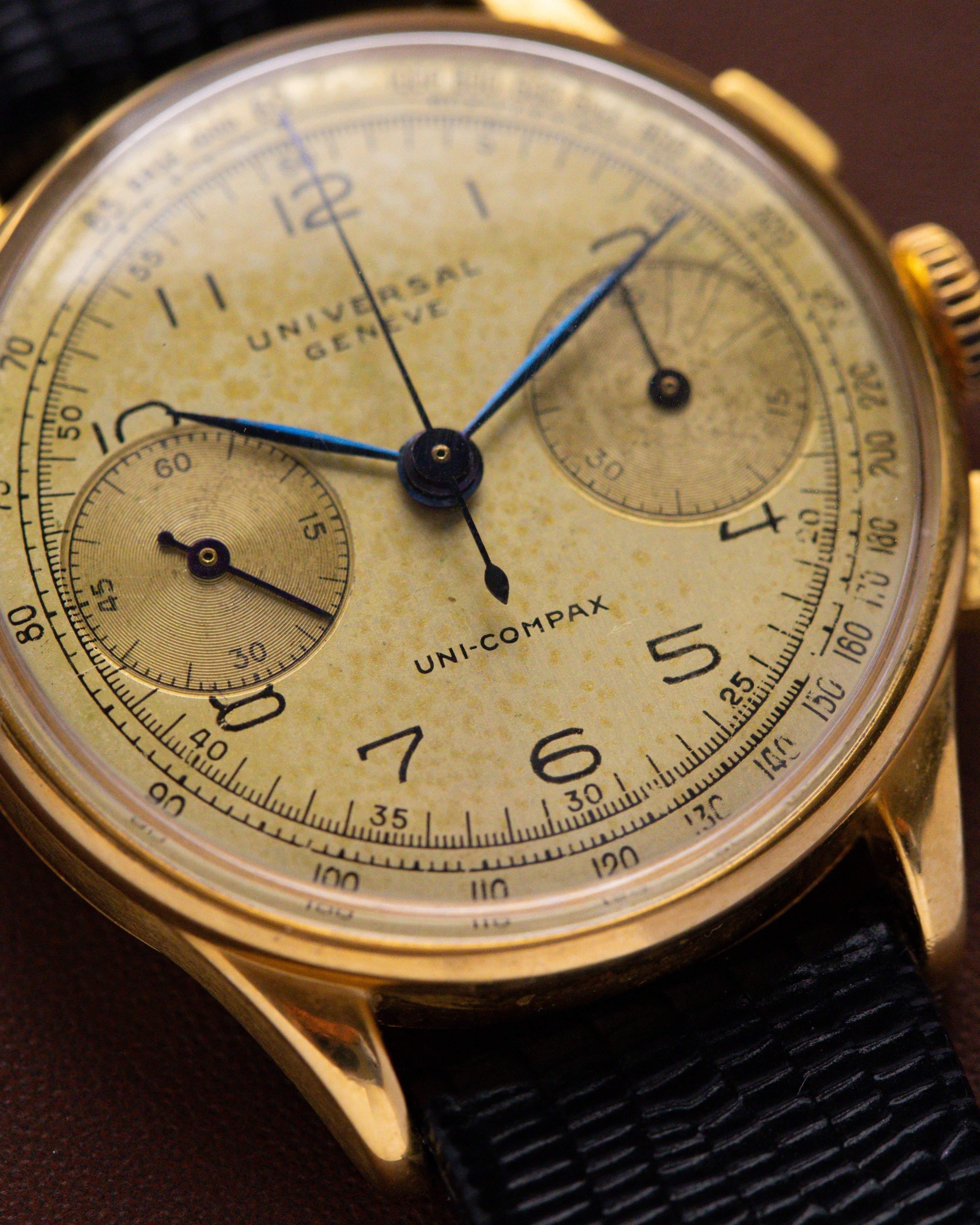 Vintage Universal Genève Uni - Compax Chronograph, Ref. 42402, Cal. 285, Patina Dial from 1942 - DuMarko