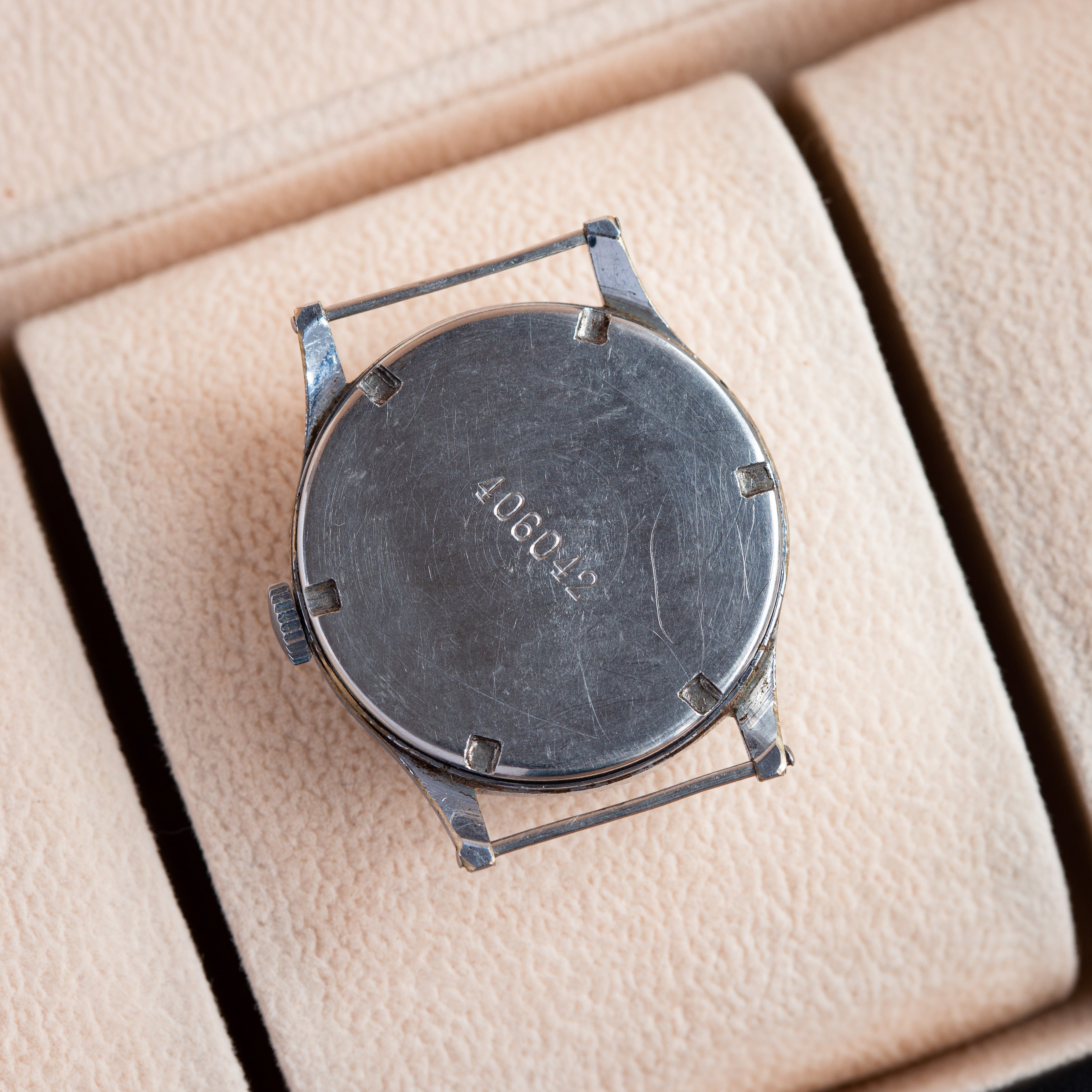 SILVANA, orologio da polso, in acciaio, carica manuale, con indicazione del  giorno/mese e calendario. Realizzato